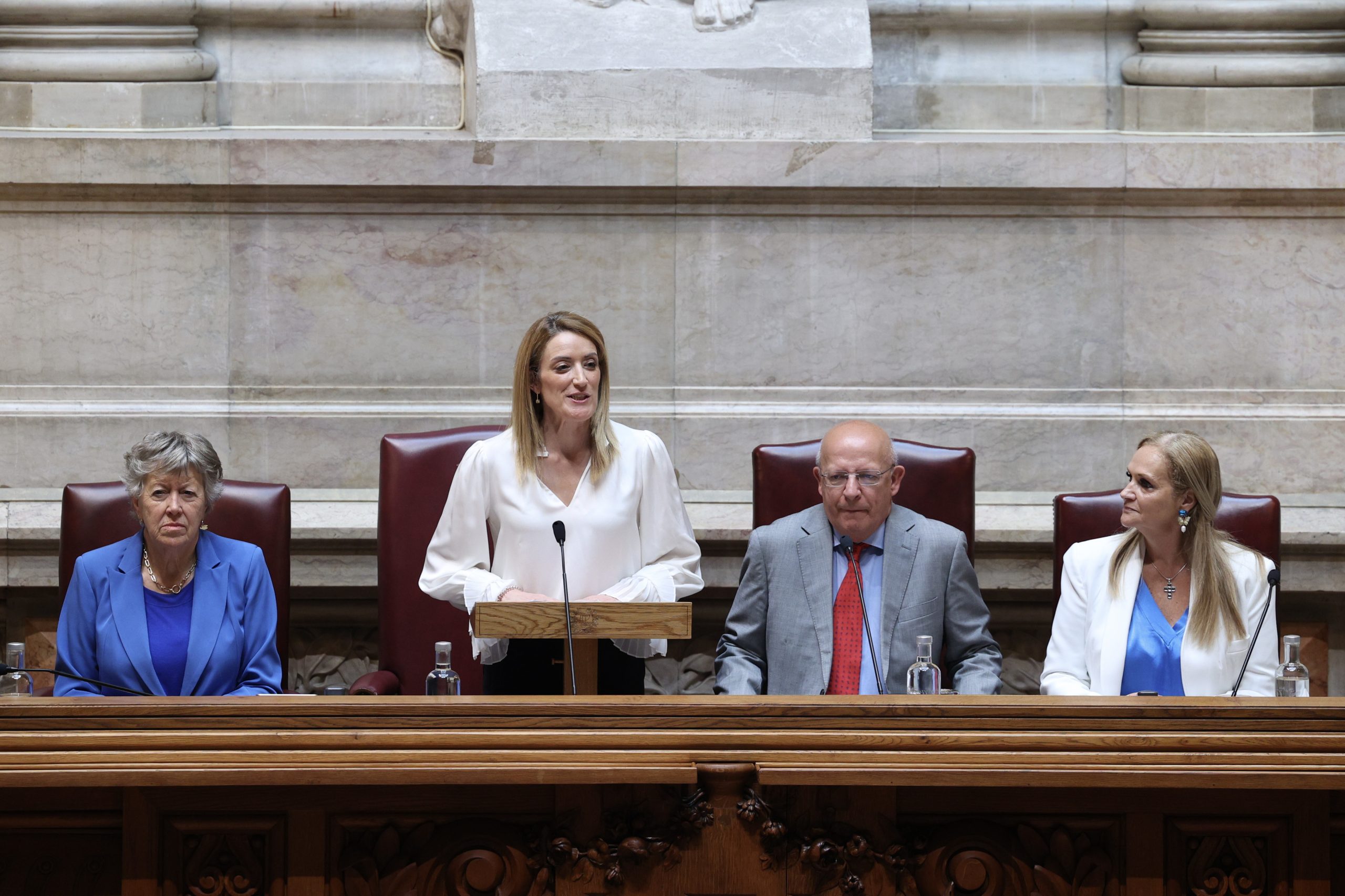 Roberta Metsola no parlamento: “O vosso país é a nação onde a Europa começa”