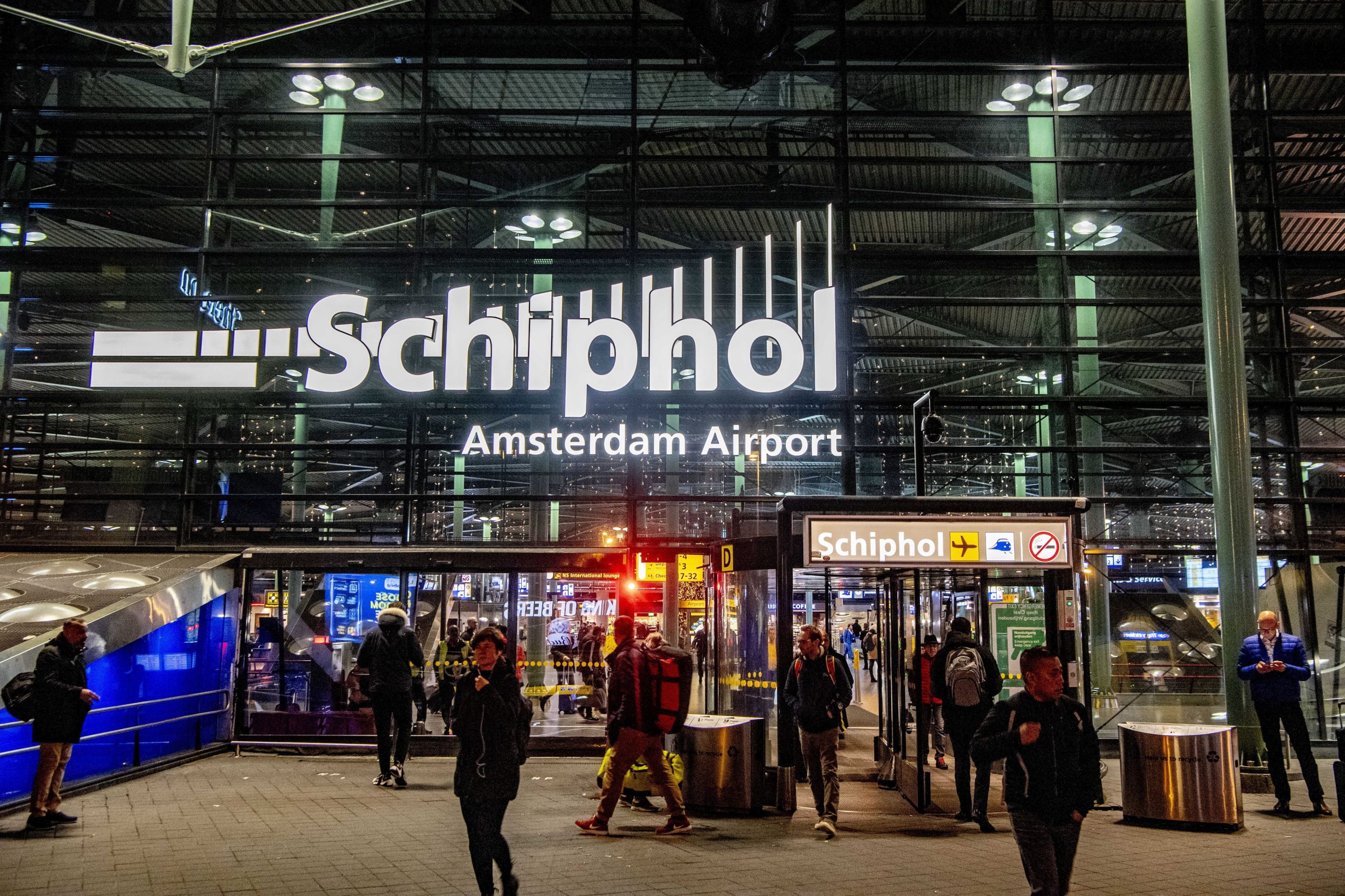 Falso alarme em Amsterdão. Piloto carregou no botão de sequestro do avião sem querer