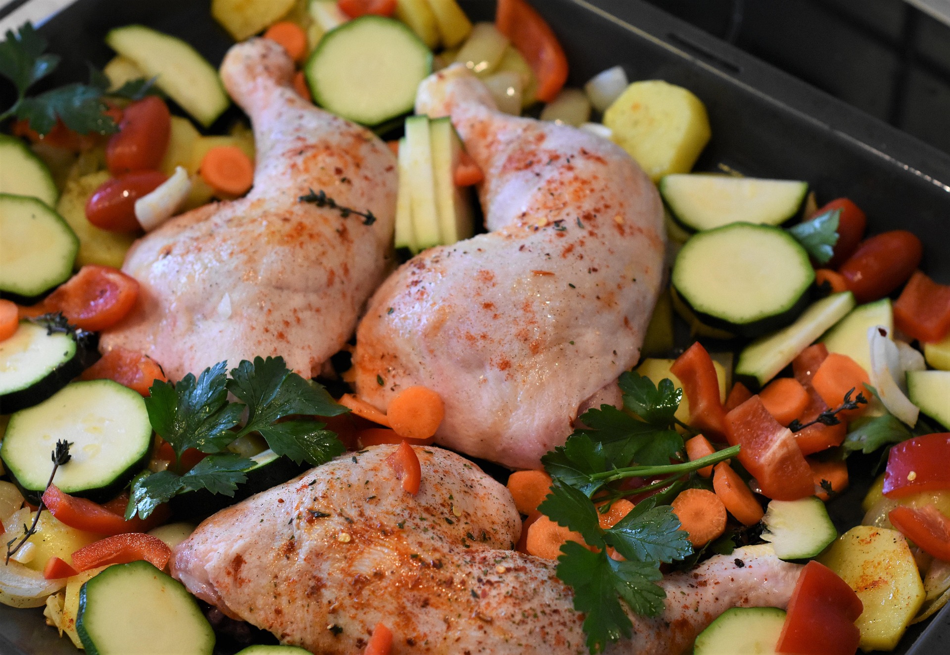 Frango, arroz, fruta: afinal, o que deve mesmo ser lavado antes de consumir?