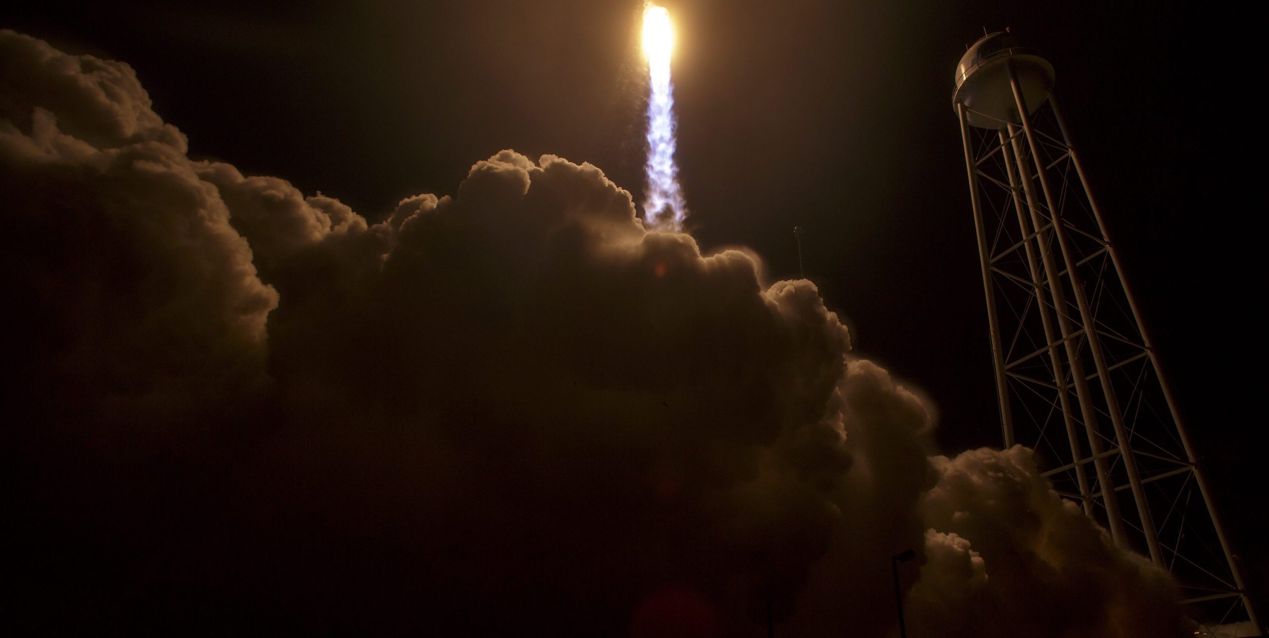 Cápsula que vai abastecer astronautas chegou à Estação Espacial Internacional