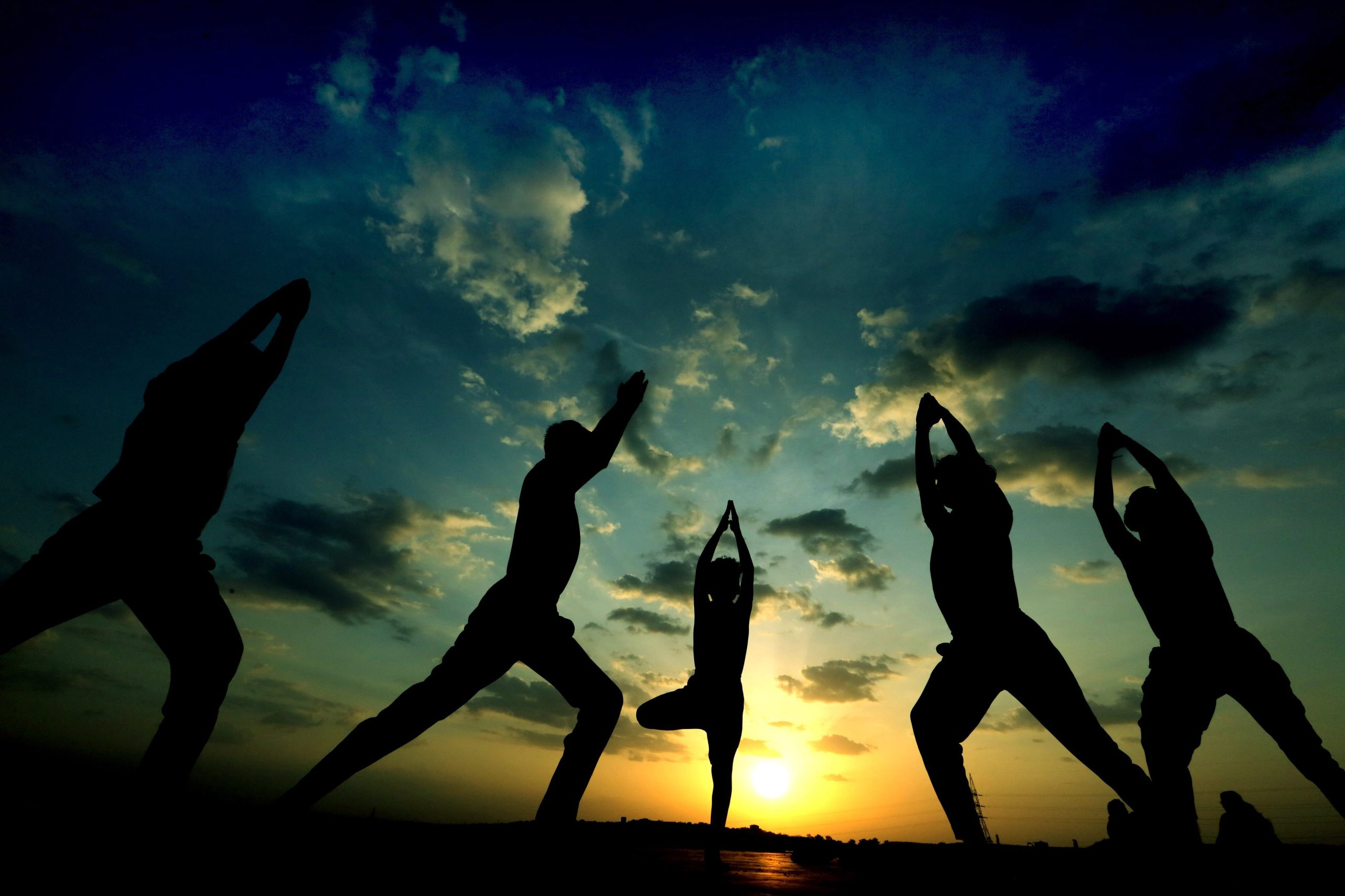 Pais e filhos aprendem yoga em conjunto na biblioteca de Angra do Heroísmo