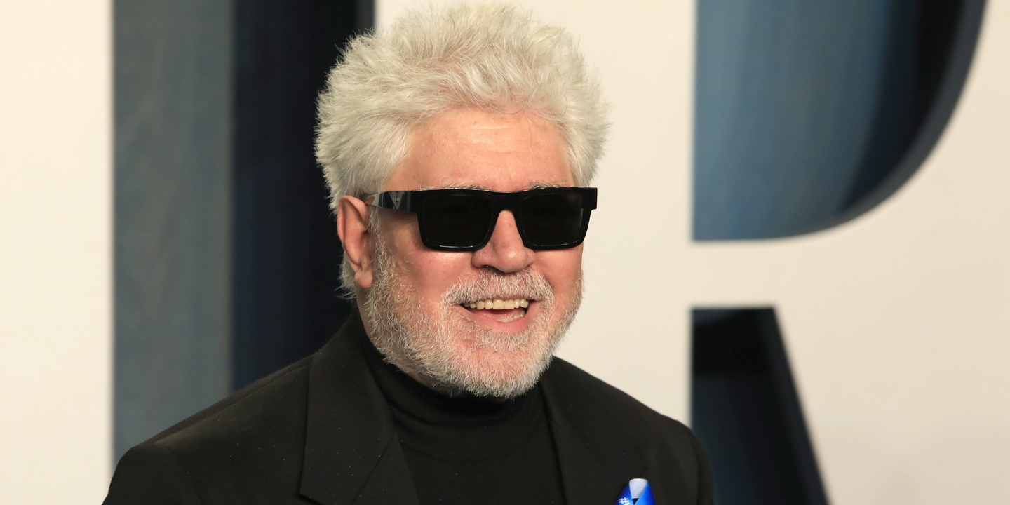 “El hombre que solo escribía en los aviones: Pedro Almodóvar publica o primeiro romance da carreira