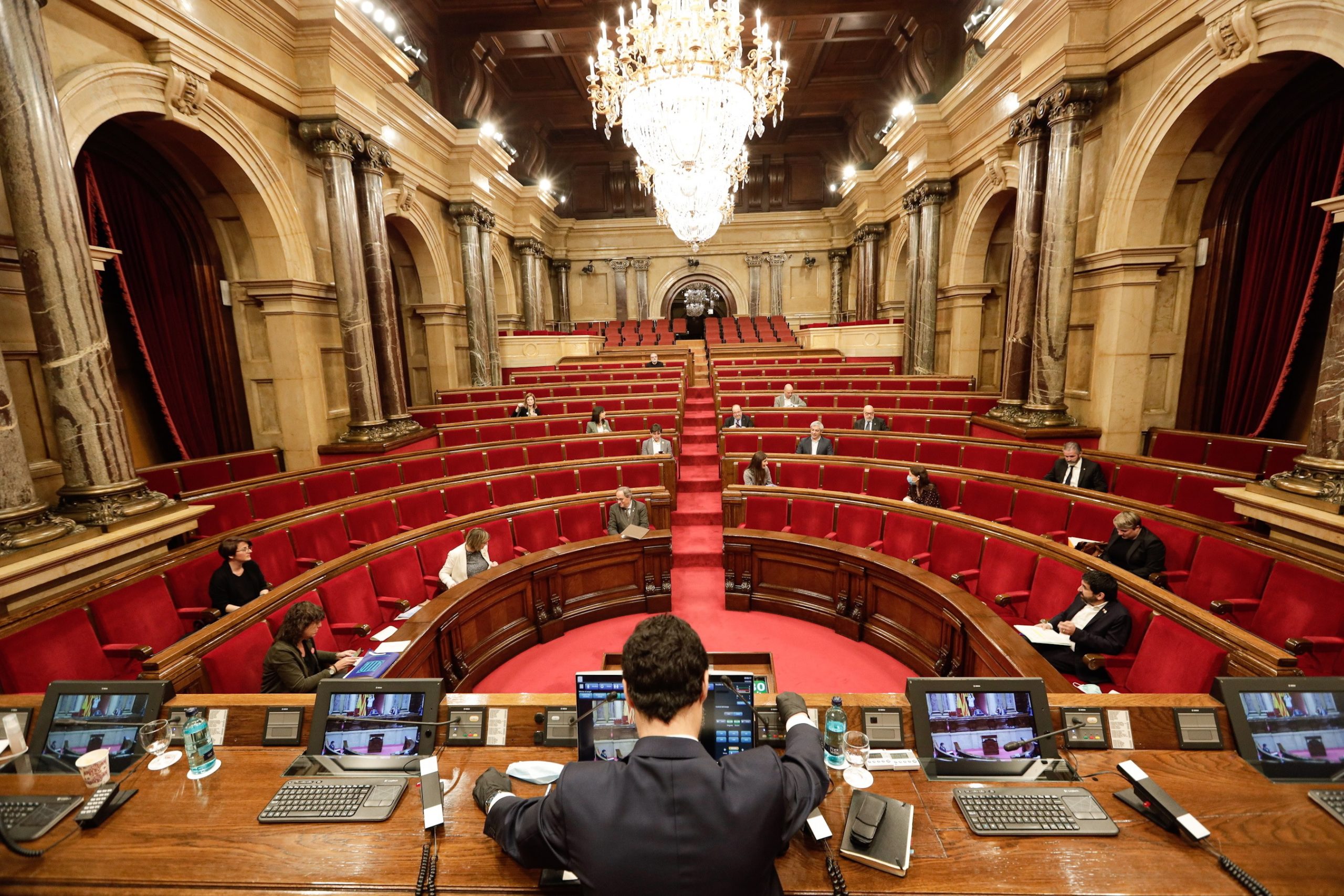 Parlamento catalão declara que Catalunha é republicana e não reconhece o rei