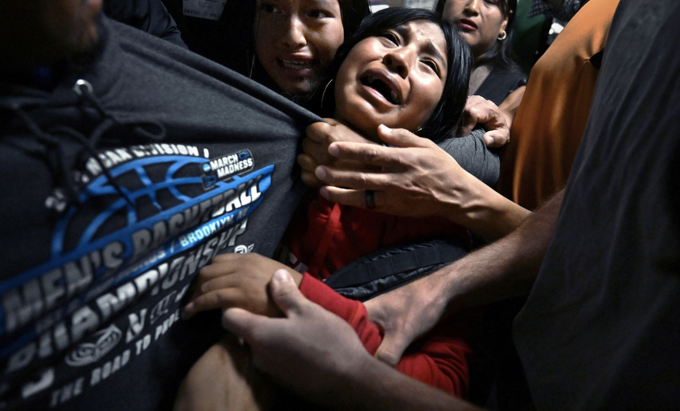 Fotografia do Ano do World Press Photo mostra família separada pelo ICE nos Estados Unidos