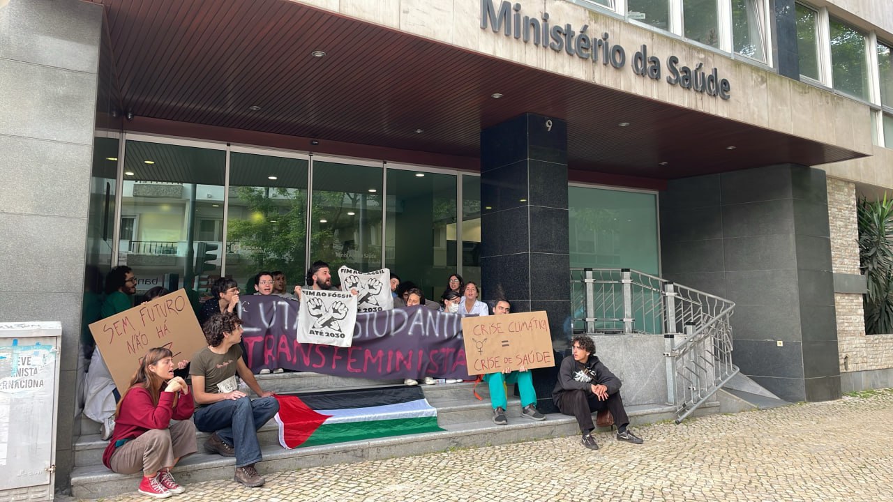 Quatro ativistas detidos em frente ao Ministério da Saúde