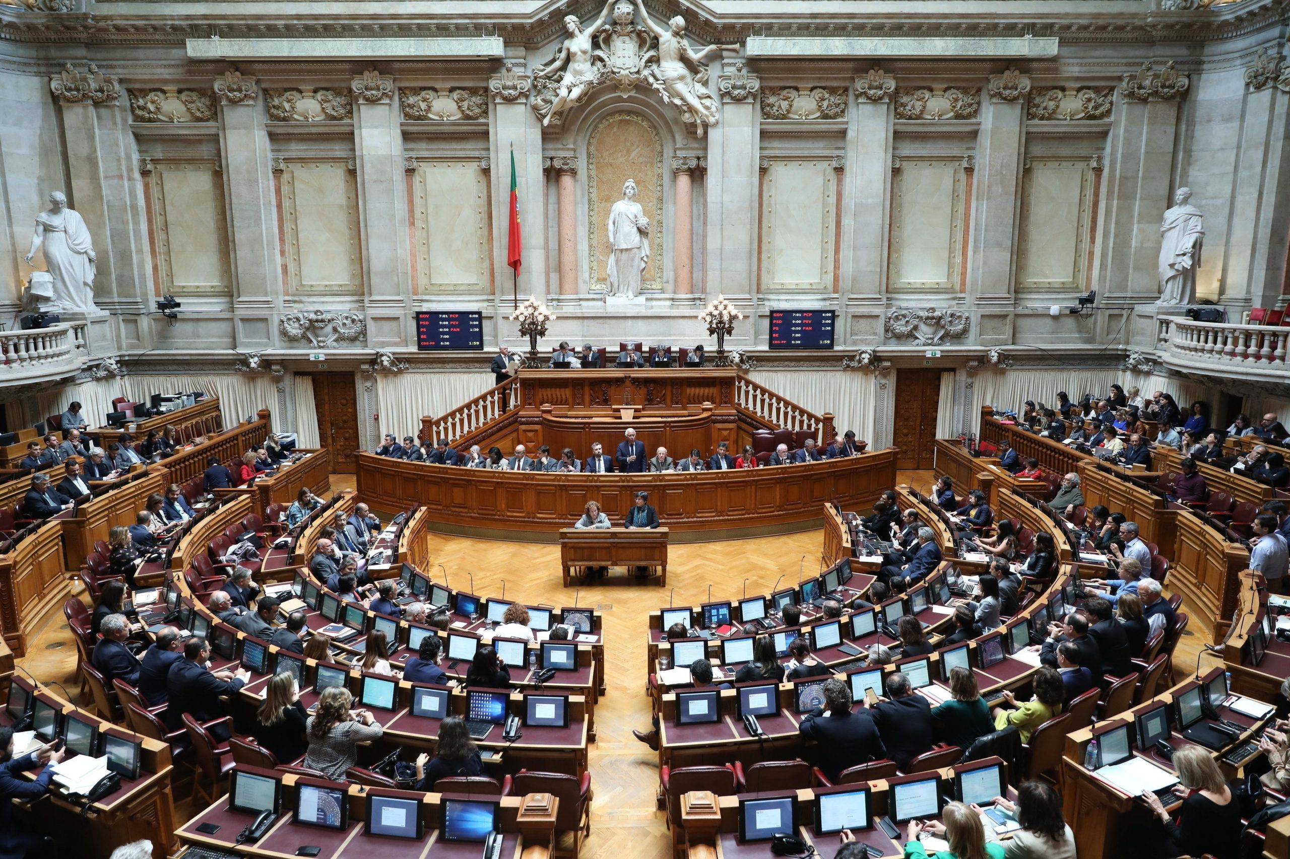 Parlamento deverá aprovar alargamento da licença de luto parental de cinco para 20 dias