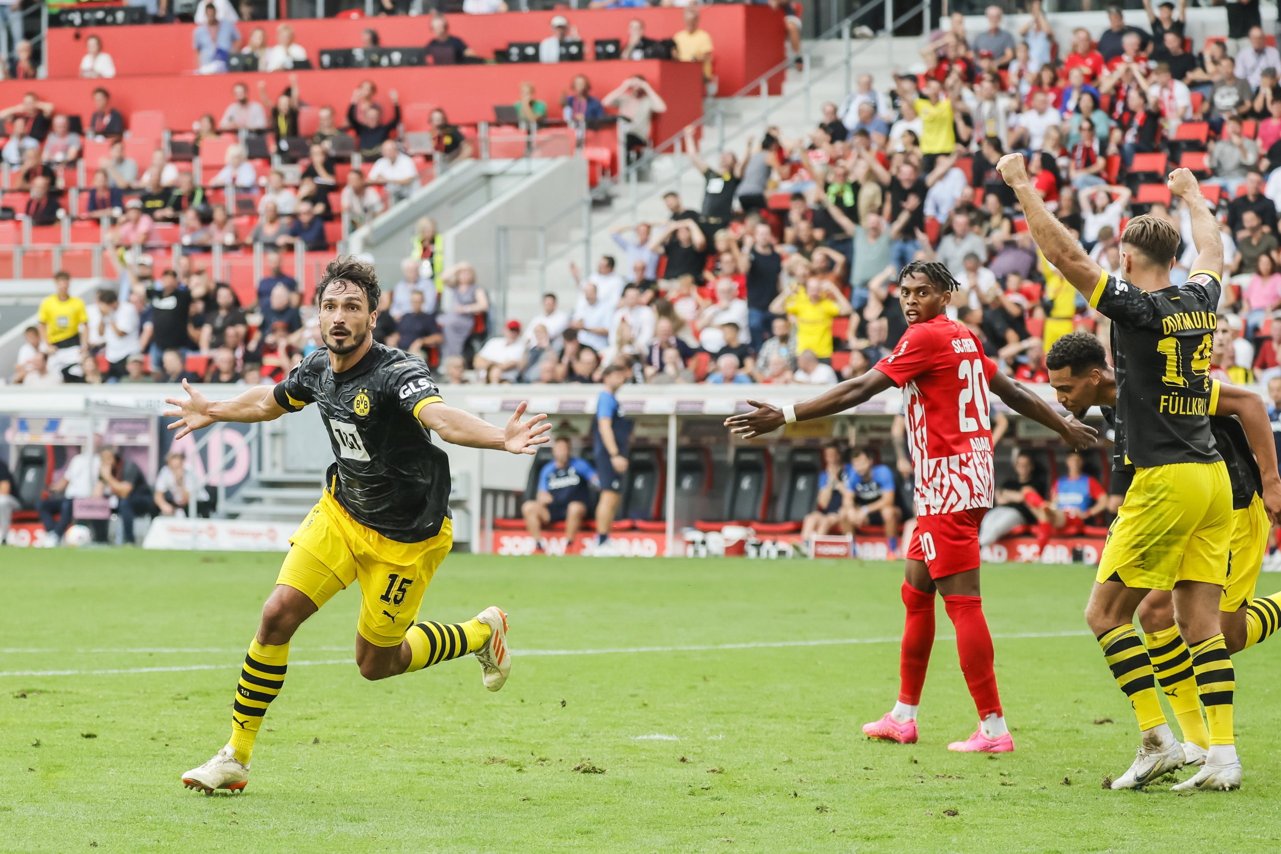 I Liga alemã. Candidatos ao título Leipzig e Dortmund vencem e perseguem duo de líderes