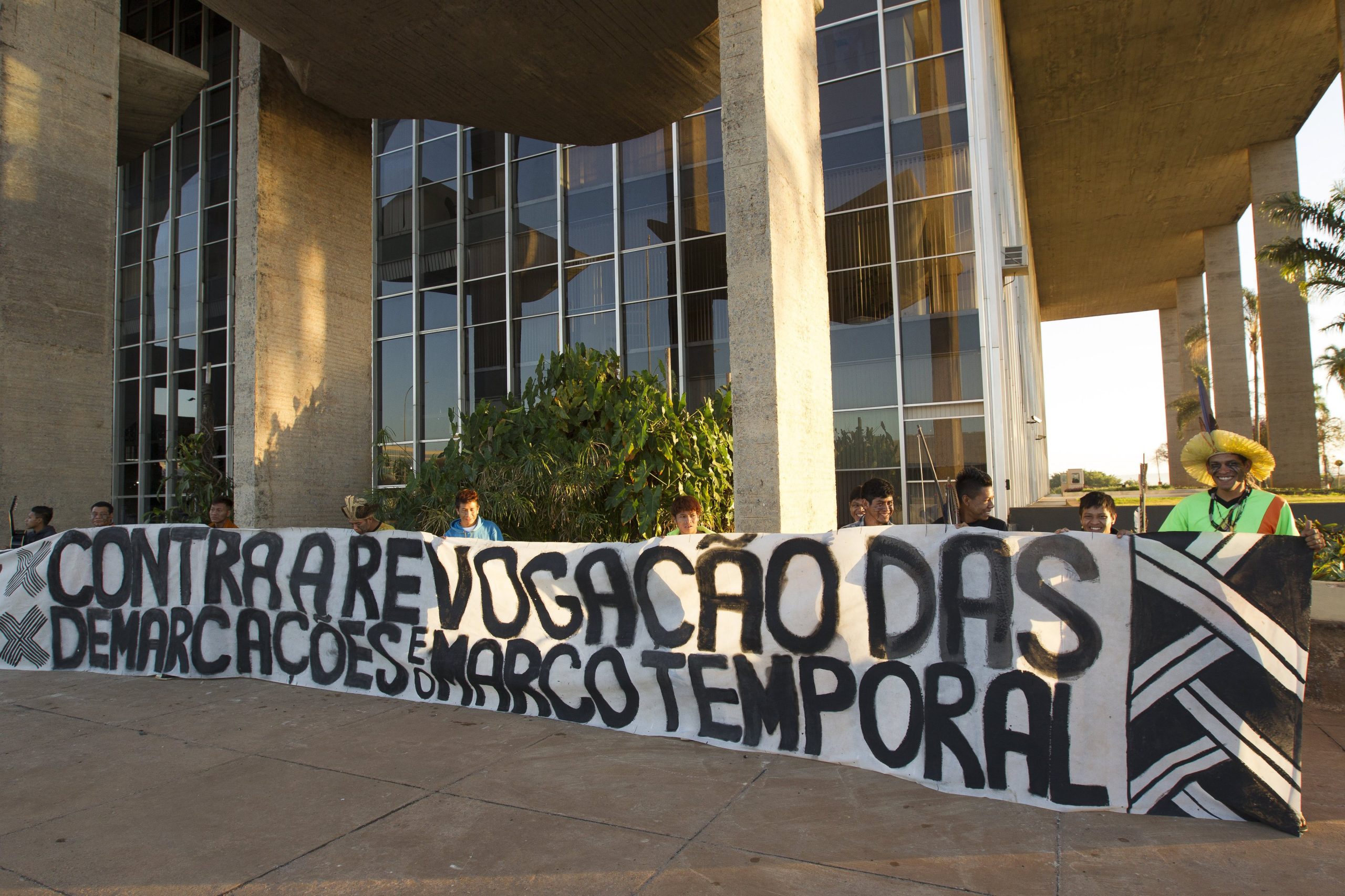 Indígenas manifestam-se no Brasil contra parecer sobre demarcação de terras