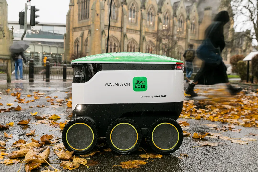A Uber Eats vai usar robôs para entregar comida no Reino Unido. Para quando em Portugal?