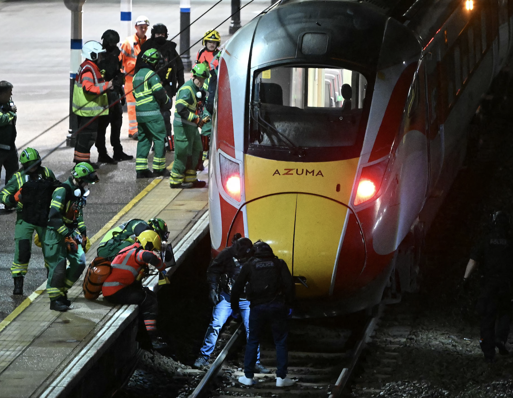 Nove pessoas em risco de vida após um ataque com faca num comboio em Inglaterra