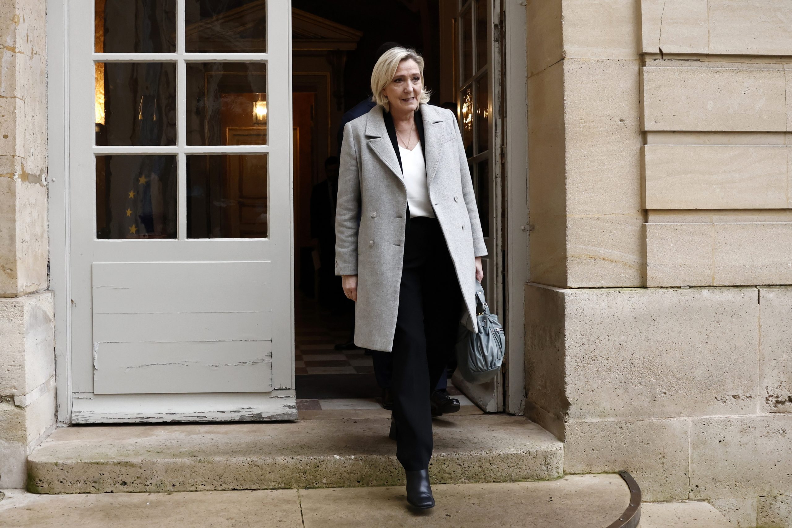 Le Pen lidera sondagens para presidenciais em França entre cerca de 30 candidatos