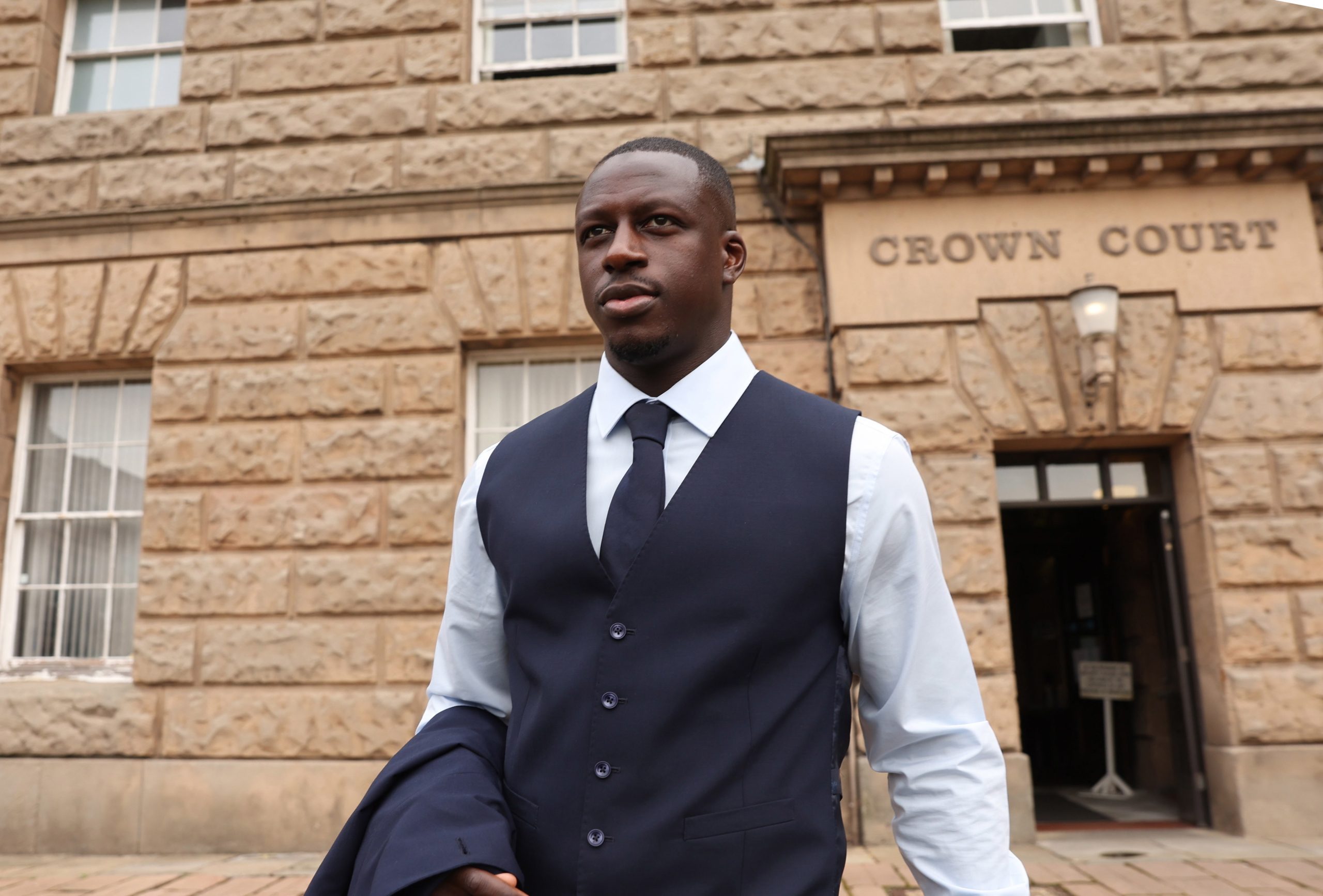 Mendy ilibado de seis crimes de violação. Jogador do Manchester City vai ainda ser julgado por dois crimes sexuais
