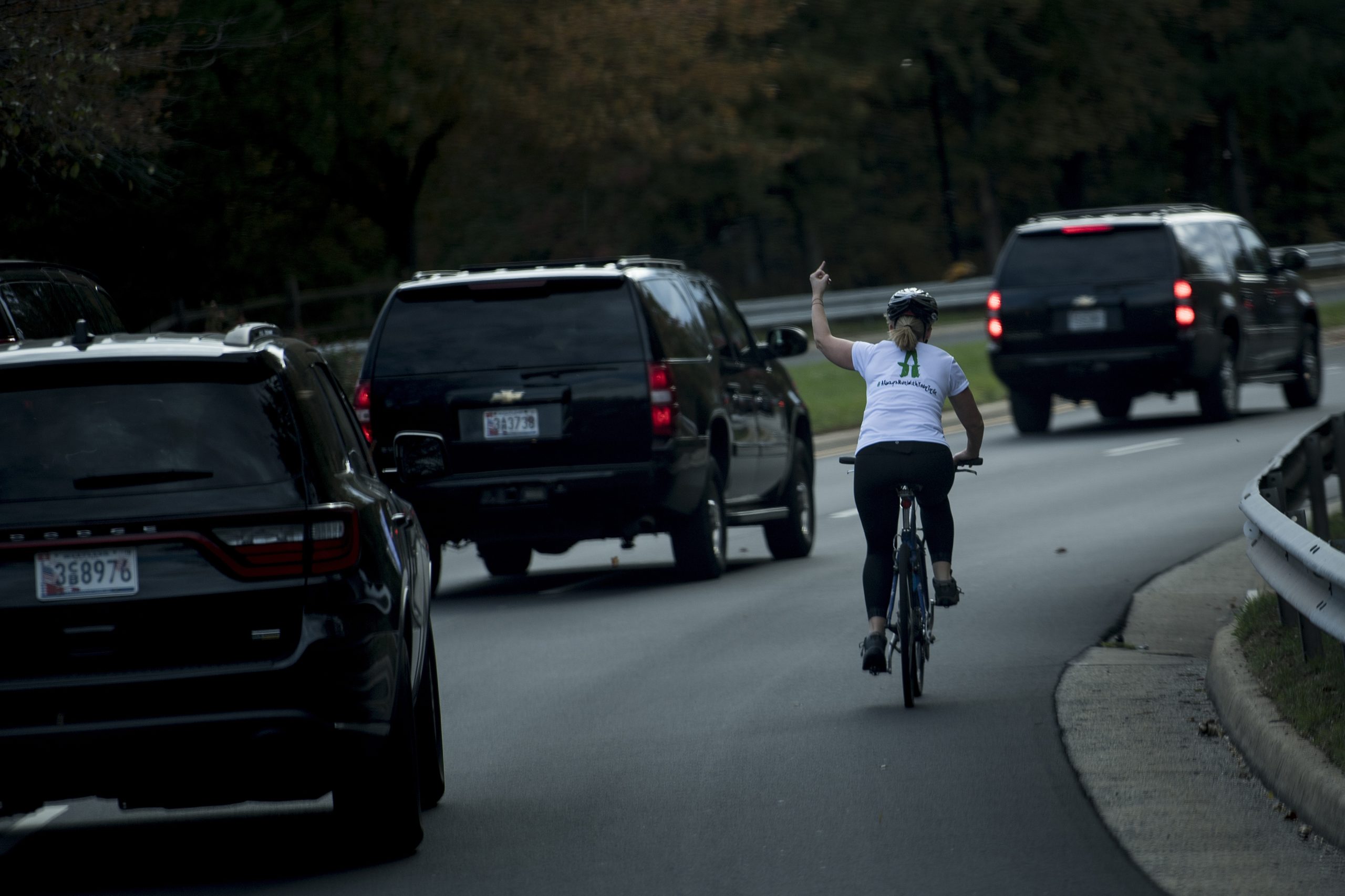 Uma mulher mostrou o dedo do meio a Donald Trump. Agora foi despedida