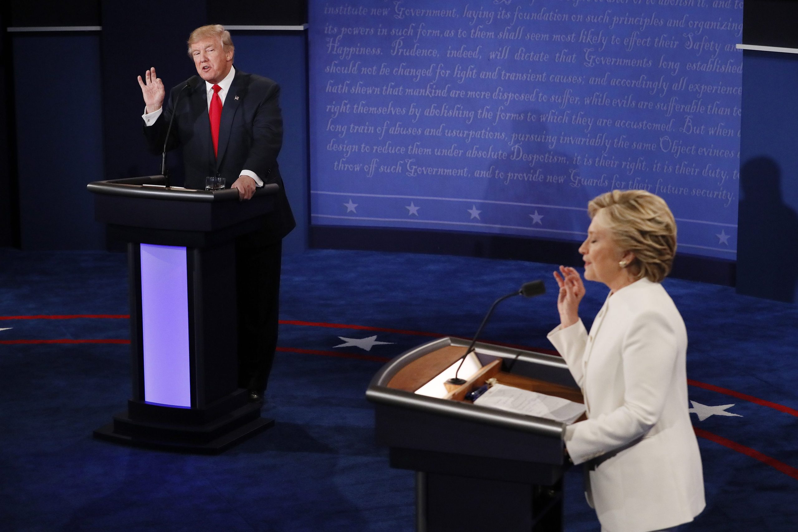 Clinton ganha terceiro debate mas com menor margem