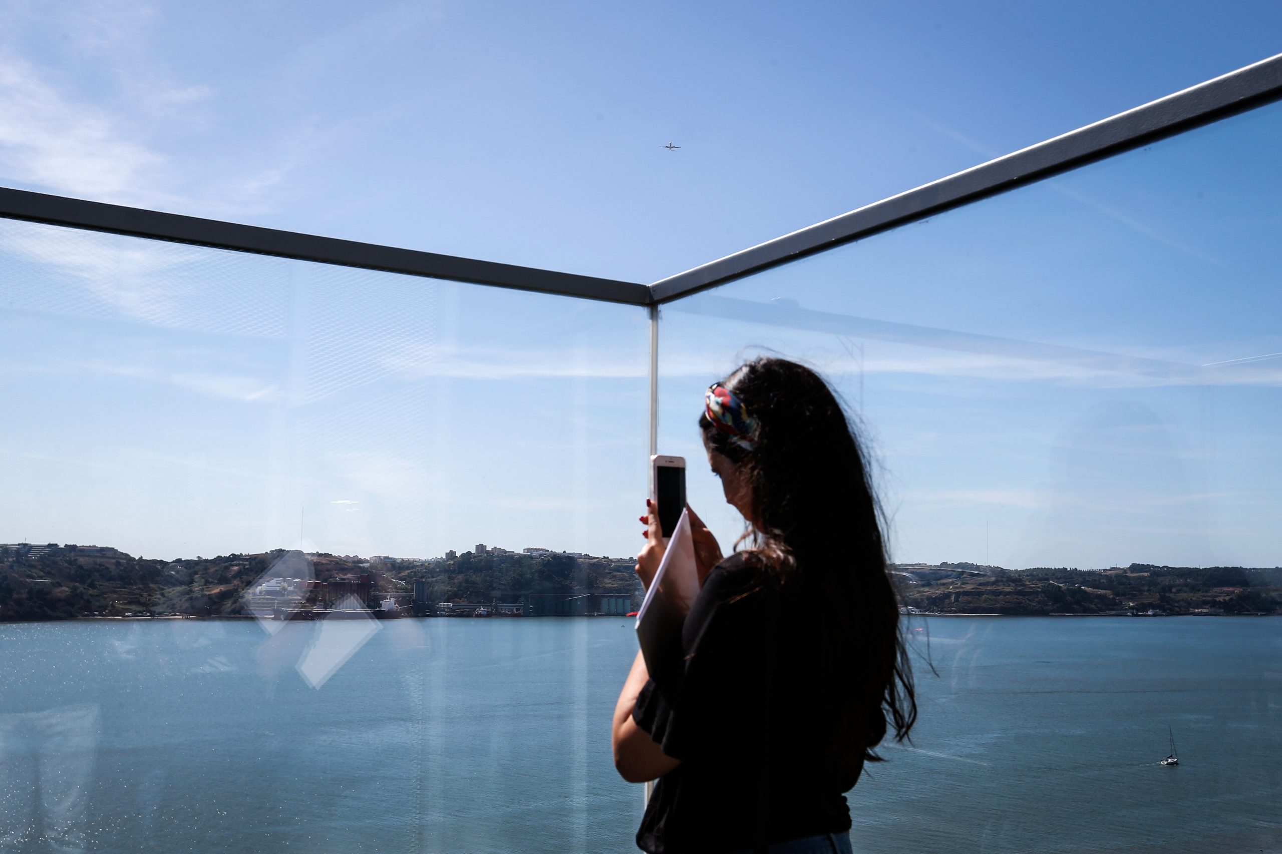 A 80 metros de altura, com paredes e chão de vidro. Assim é o novo miradouro do Tejo