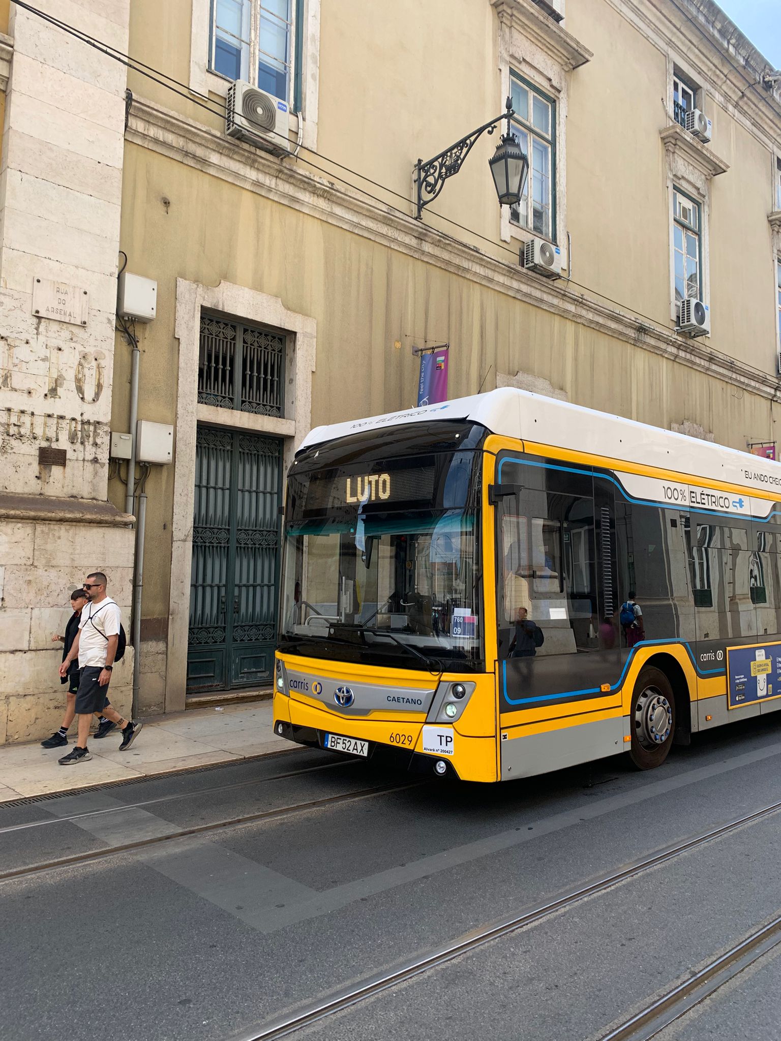 Autocarros da Carris em Lisboa exibem mensagem de “luto” após tragédia no Elevador da Glória