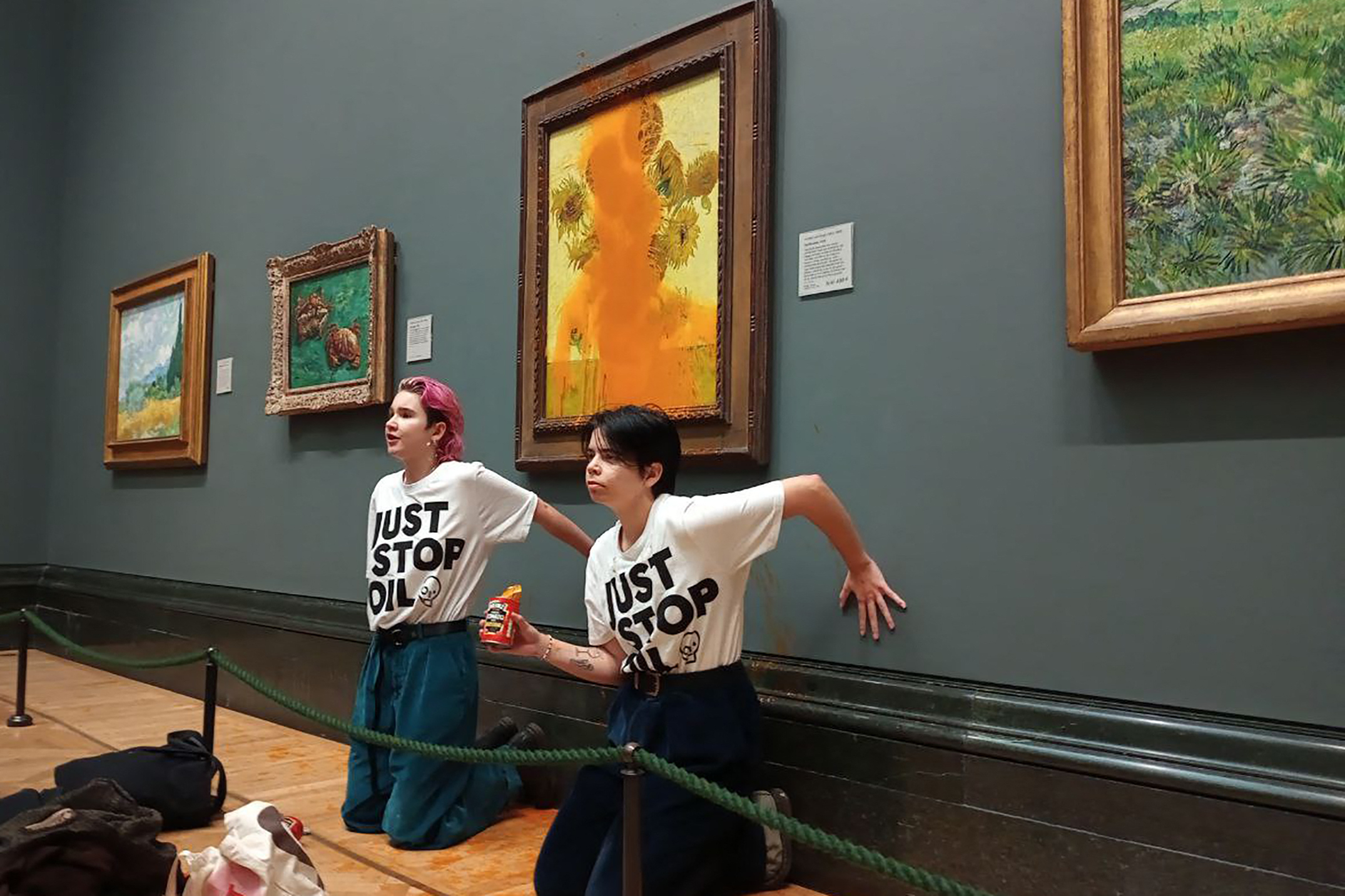 “O ato será visto como protesto poético”. Artistas dizem que ativistas que atiraram sopa a quadro de Van Gogh não devem ser presas