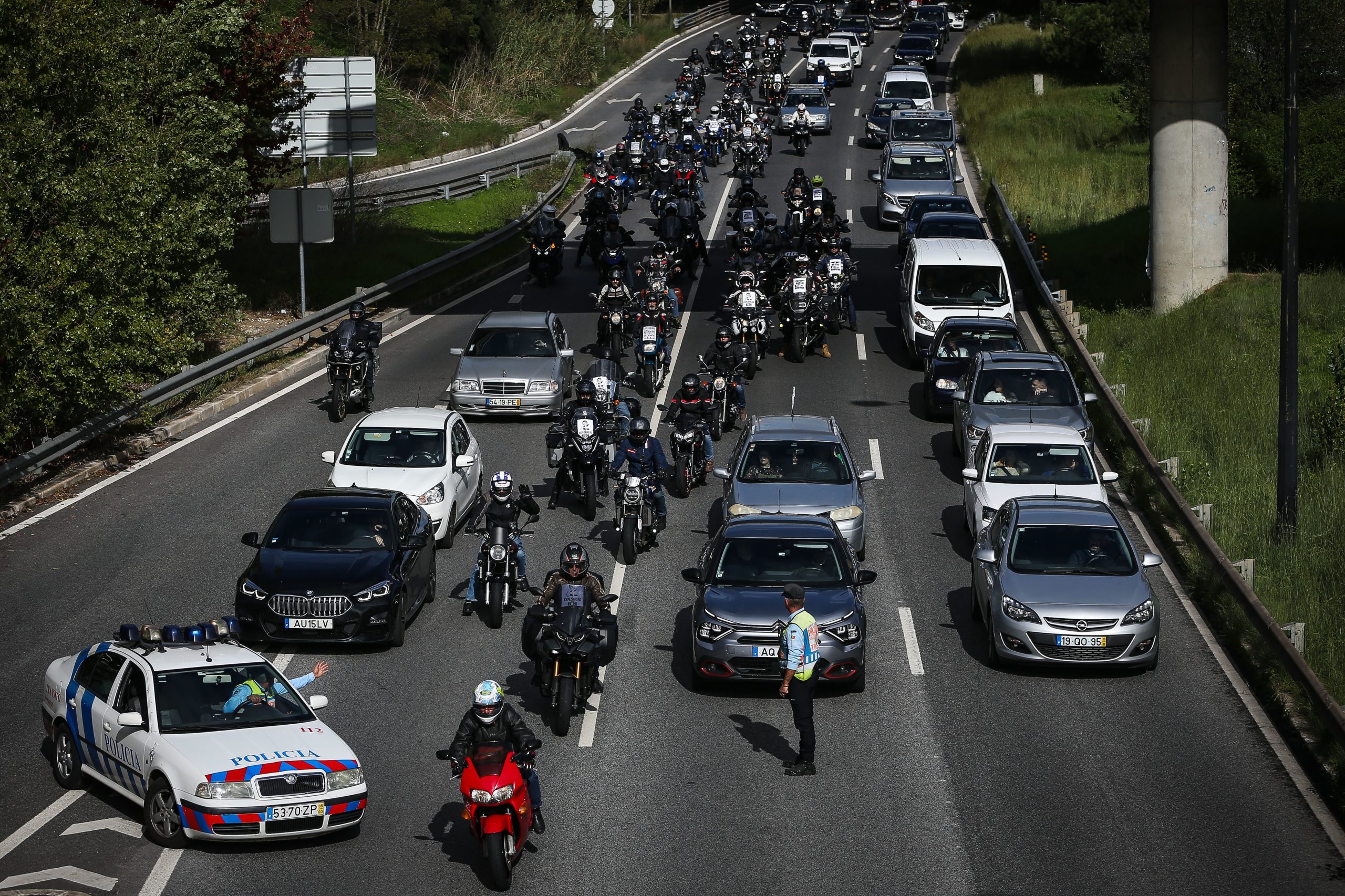 Parlamento aprova fim da lei de inspeção e universalização de acesso de motociclos às faixas BUS