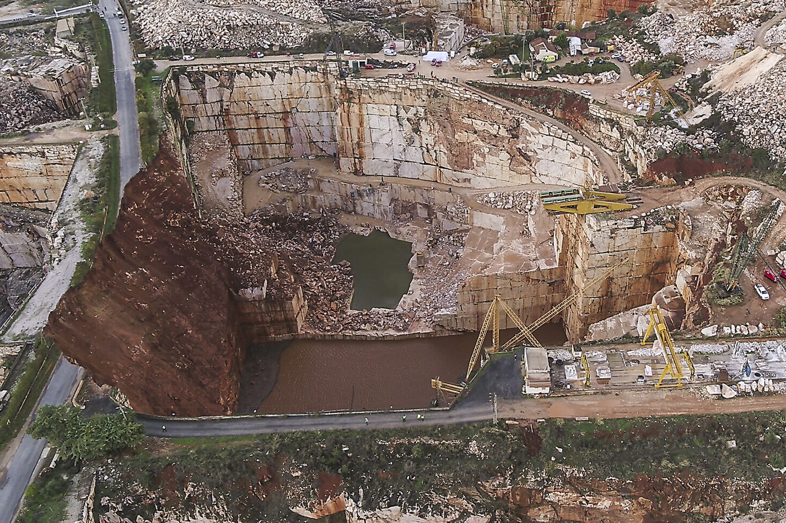 Geólogos alertam para risco de desabamento do restante troço da estrada em Borba