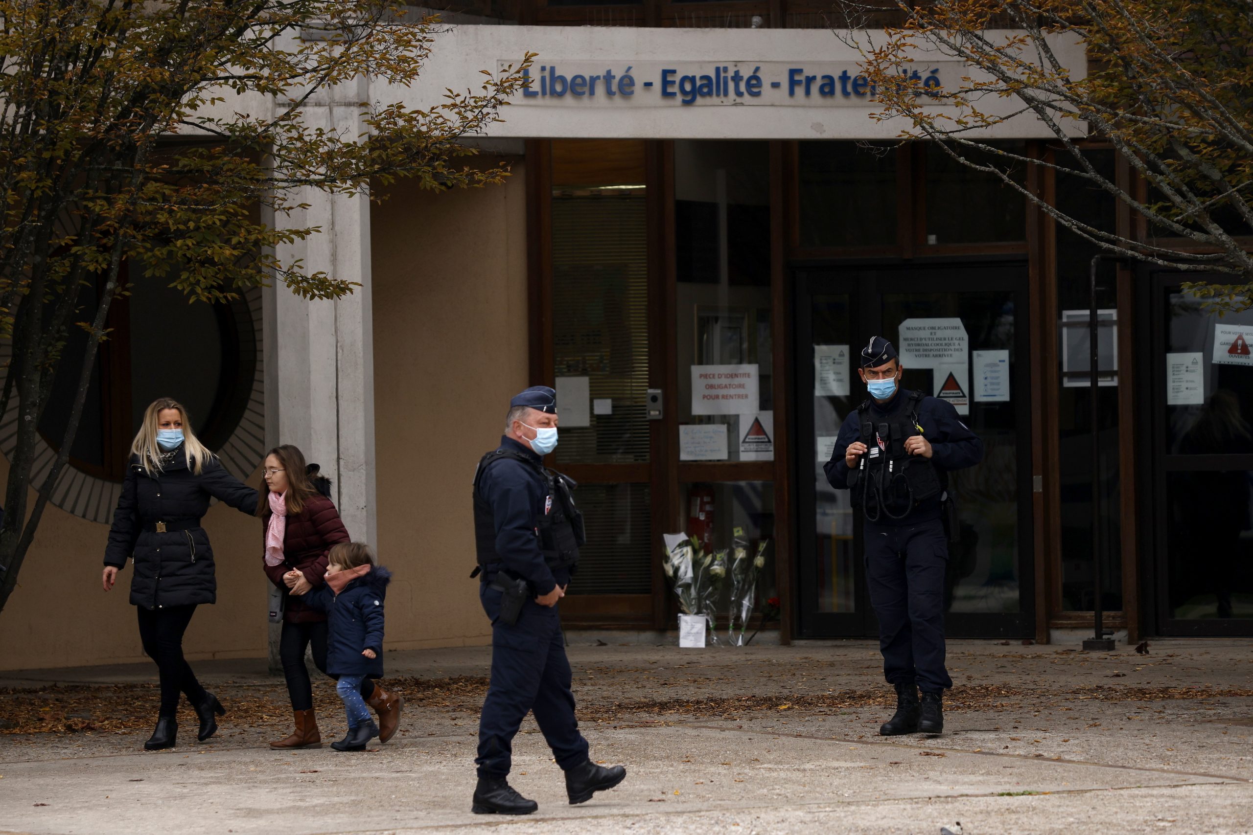 Serviços de informação não monitorizavam autor do ataque que matou professor em Paris