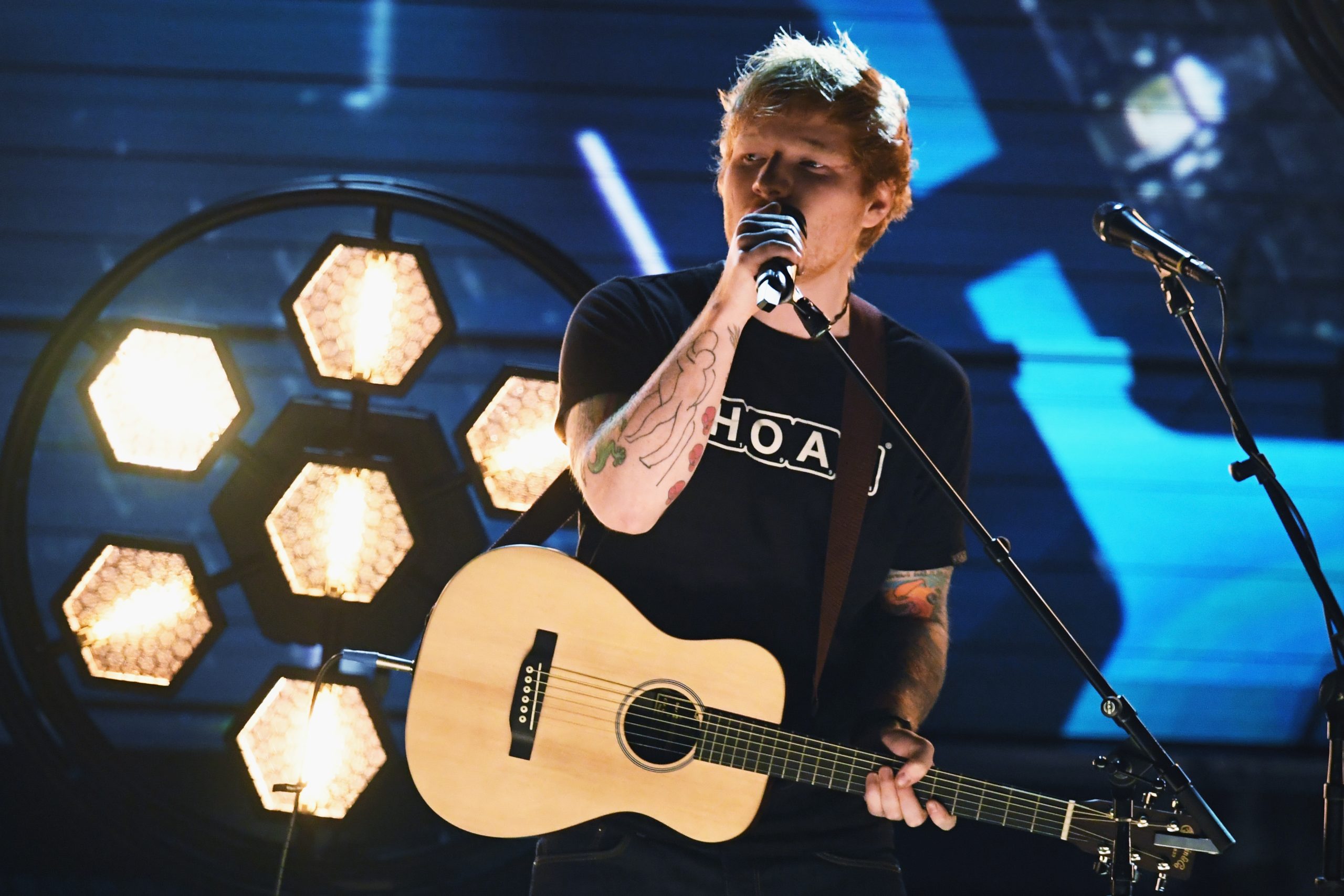 Ed Sheeran voltou a ficar à porta de uma festa dos Grammys. Pela quarta vez