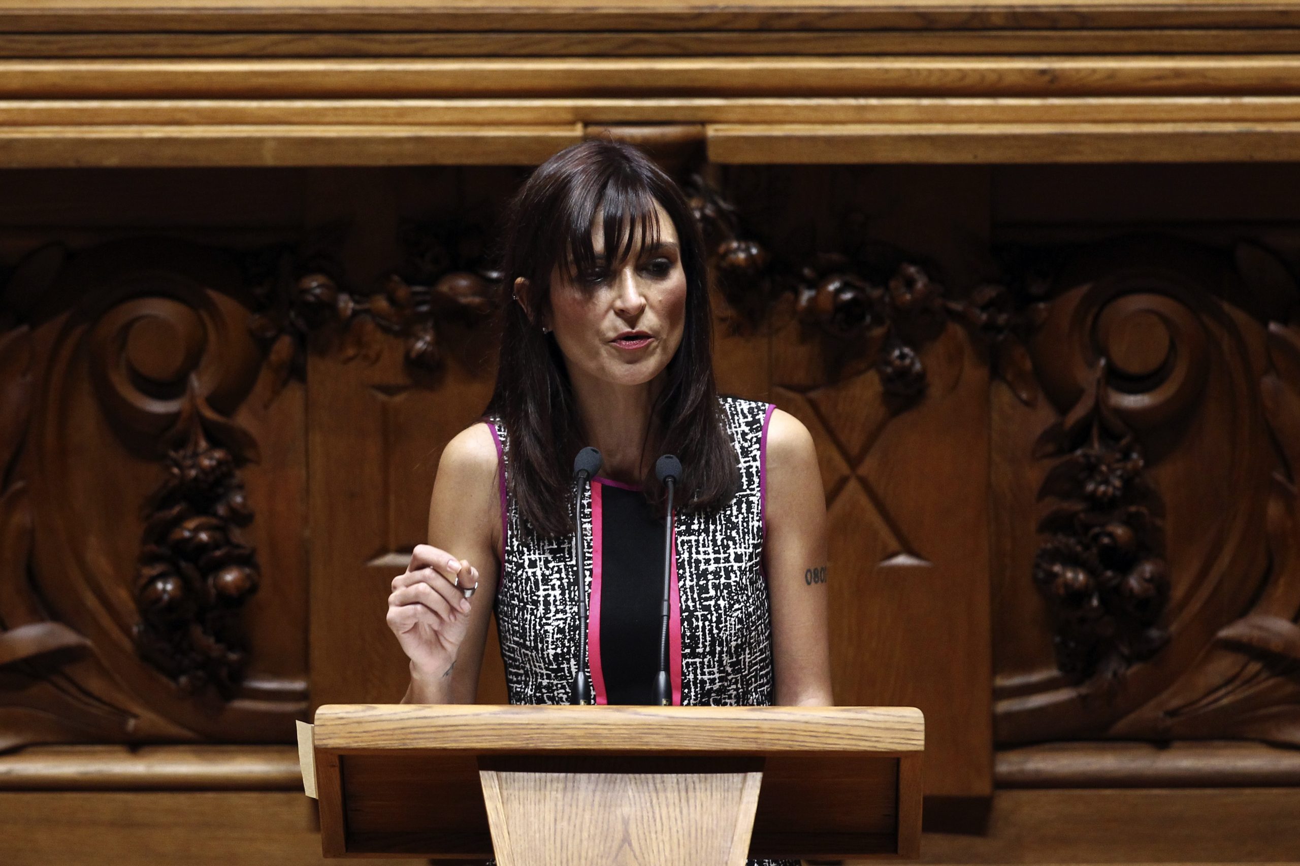 Isabel Moreira (PS) acusa CDS-PP de lembrar “o pior da escuridão do século XX”