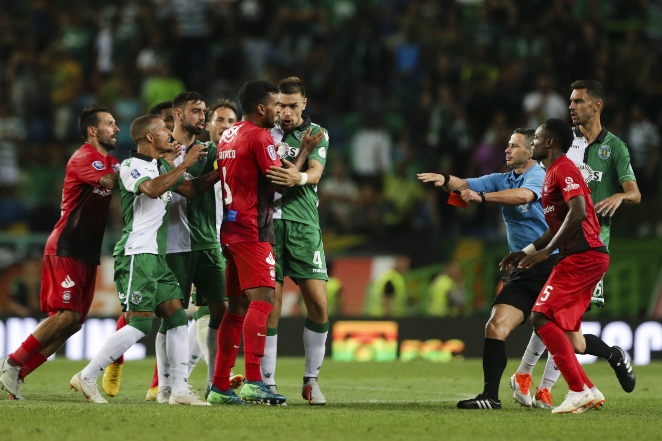Fez falta, foi expulso, pediu desculpa e acabou por trazer a camisola do jogador do Sporting. O fair play de Lucas Áfrico e Wendel