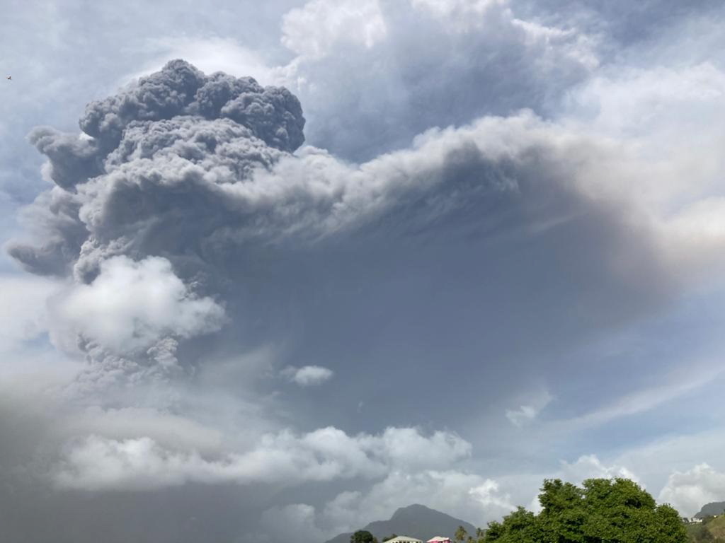 Ilha de Saint-Vincent coberta de cinzas após erupções do vulcão La Soufrière
