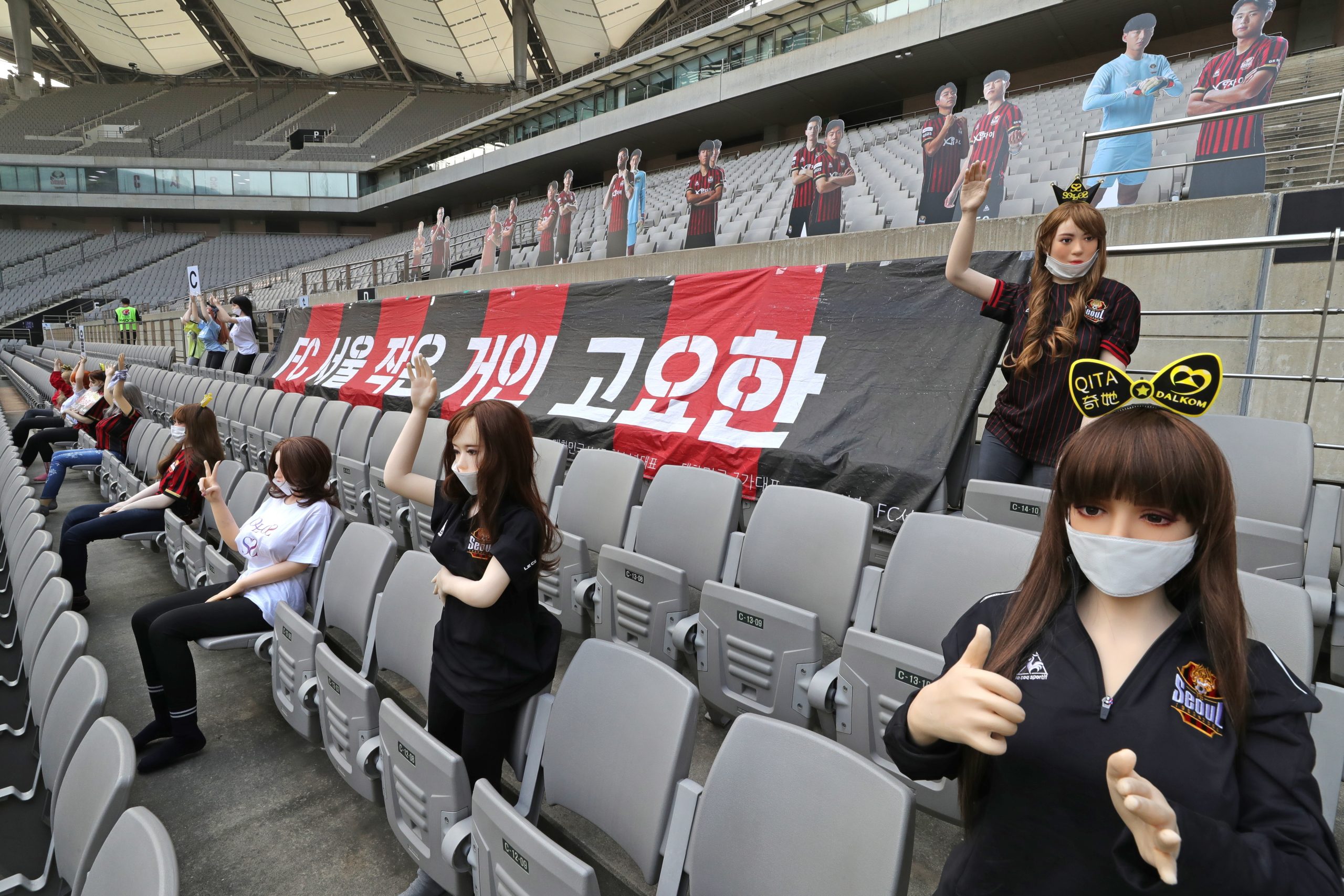 FC Seoul colocou bonecas sexuais nas bancadas no lugar dos adeptos, mas isso veio com um preço