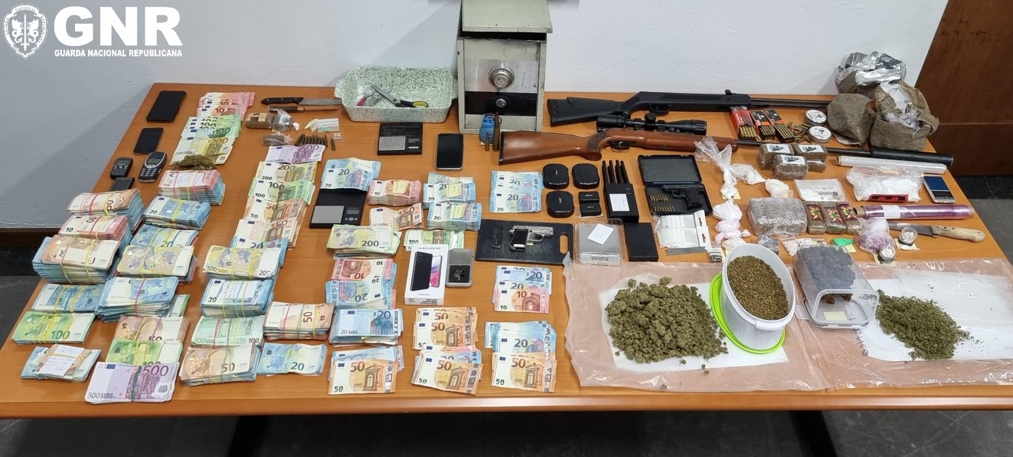 Armas, droga, carros, armazéns até Grândola e detidos dos 29 aos 67 anos. Assim foi uma operação no Porto e em Gaia