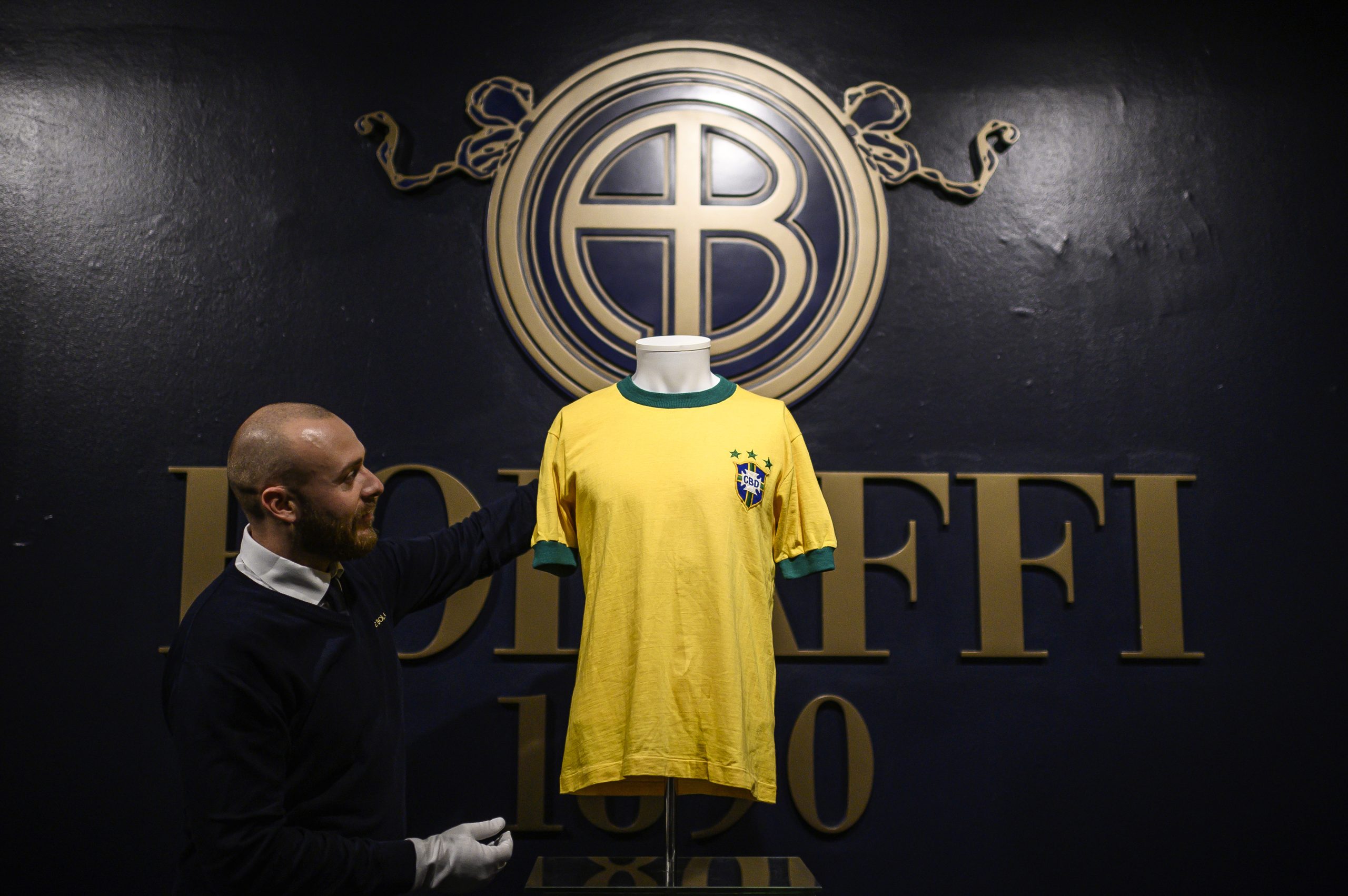 Camisola usada por Pelé no seu último jogo foi vendida por 30 mil euros em leilão