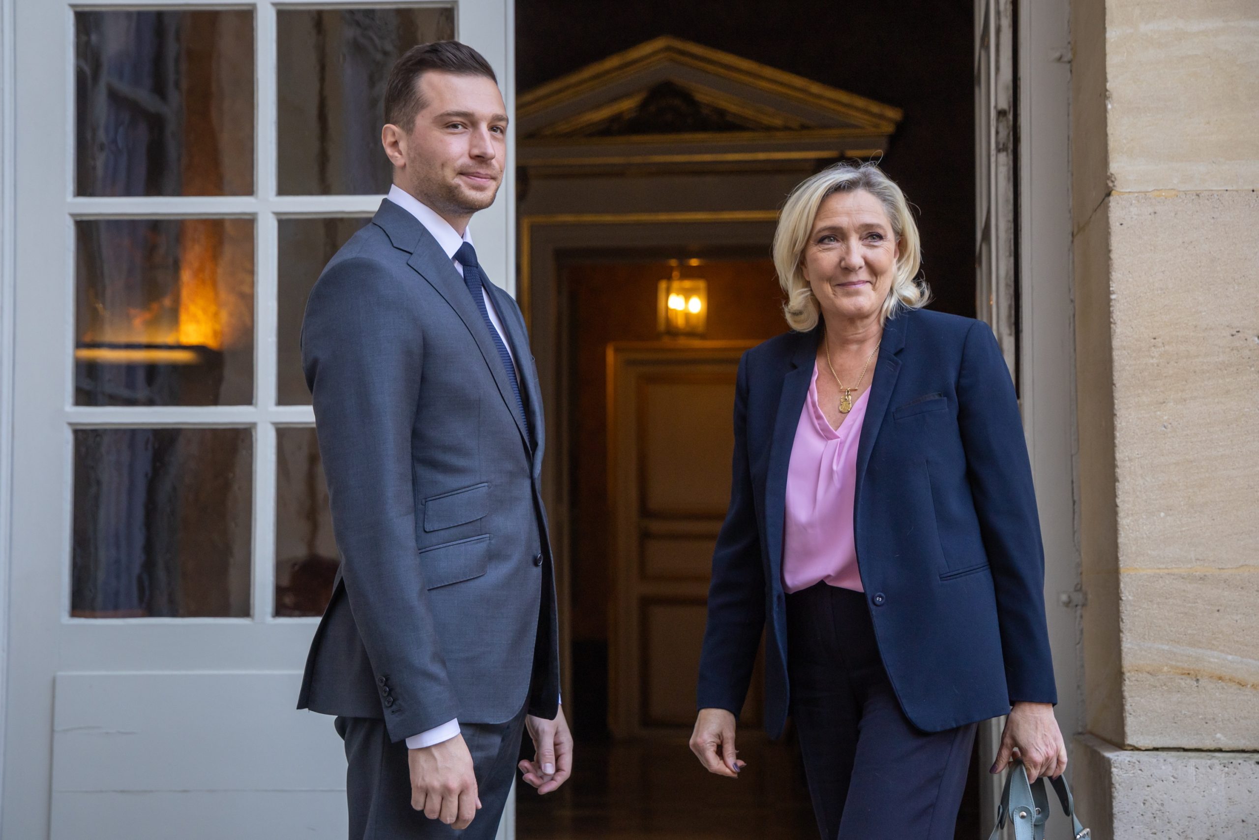 Extrema-direita e extrema-esquerda sobem na primeira volta das eleições municipais em França