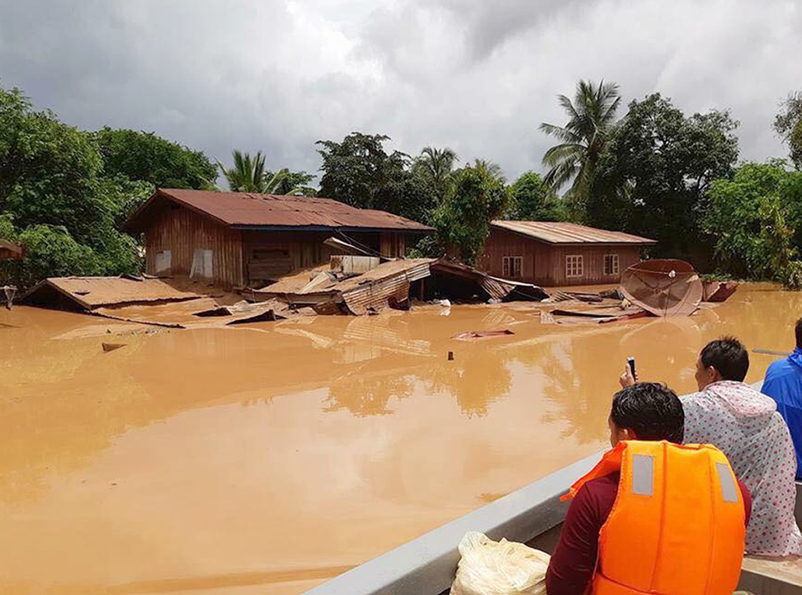 Habitantes acusam autoridades de minimizar balanço de vítimas do colapso de barragem