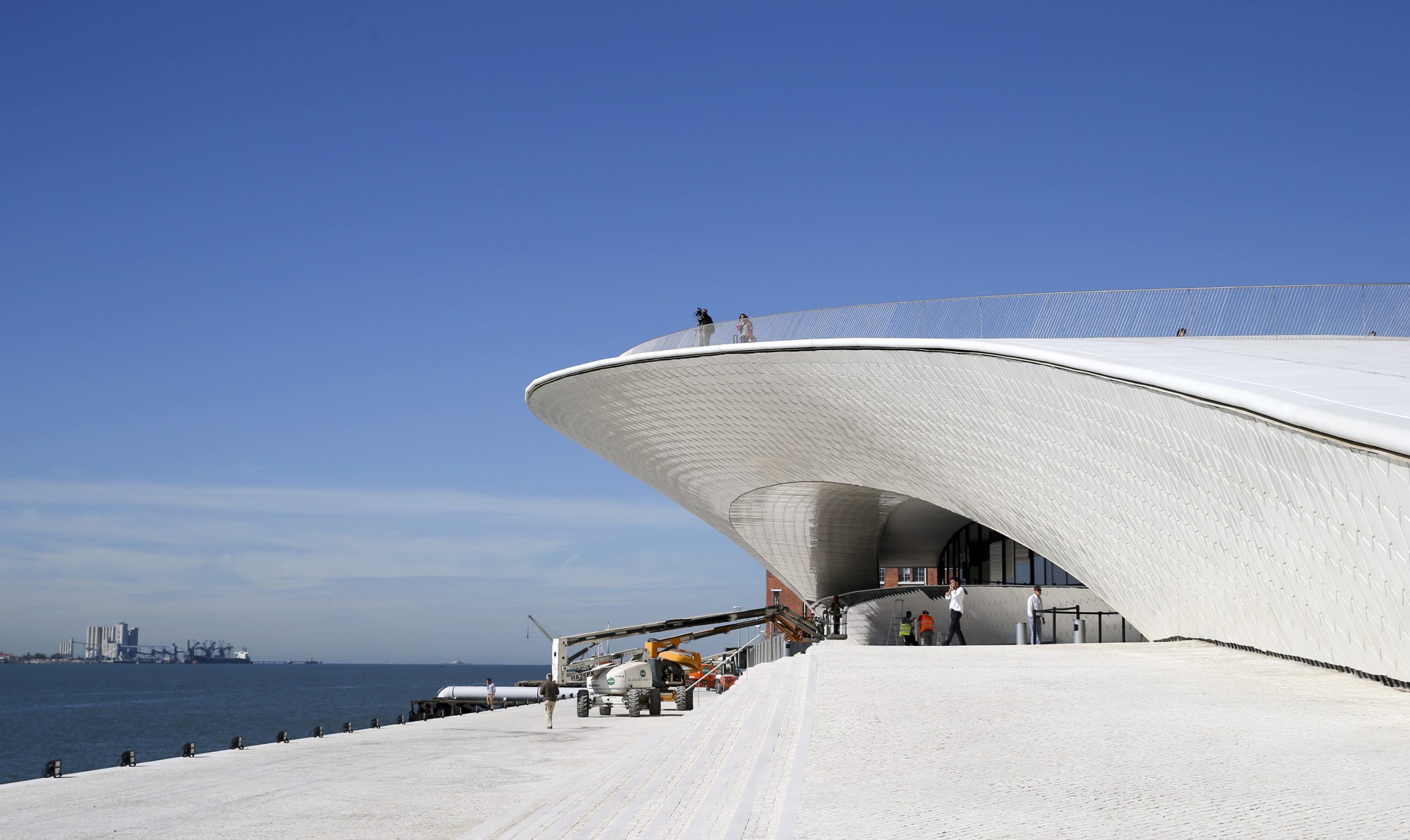 Protesto em frente ao MAAT quer alertar para alegados falsos recibos verdes no museu