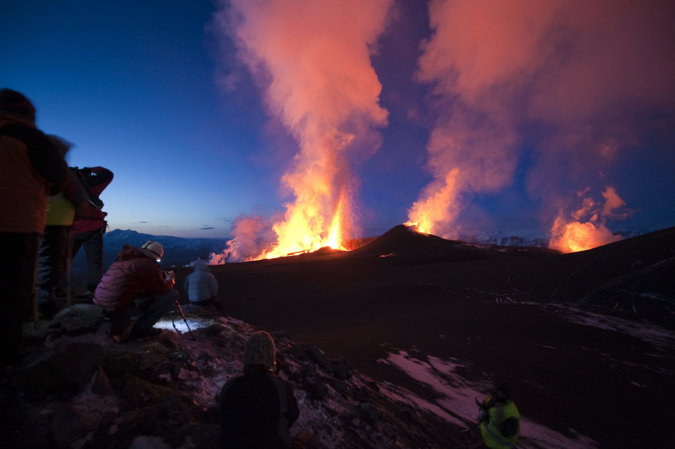Atividade sísmica volta à Islândia com nova erupção perto da capital