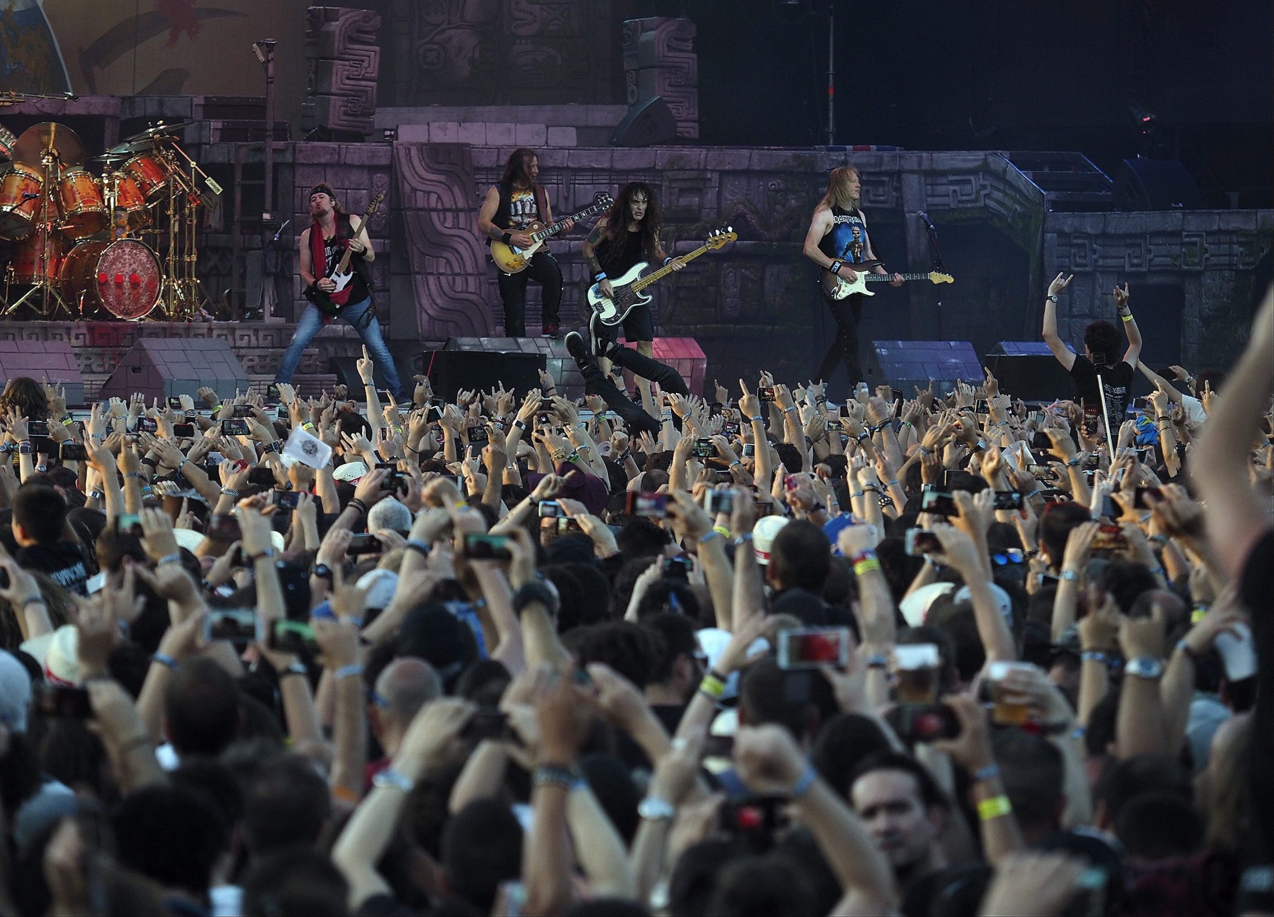 Iron Maiden adiam concerto no Estádio Nacional
