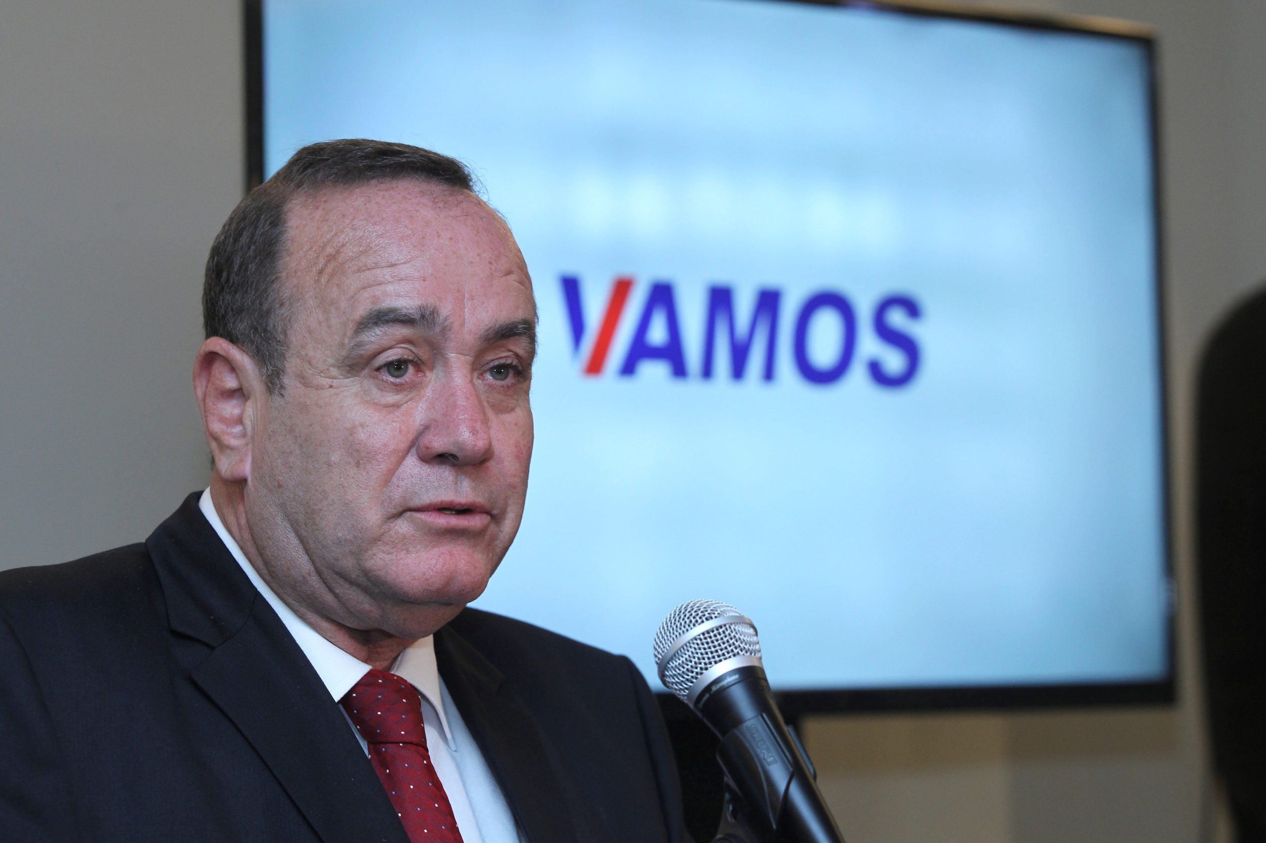 Conservador Alejandro Giammattei vence presidenciais na Guatemala