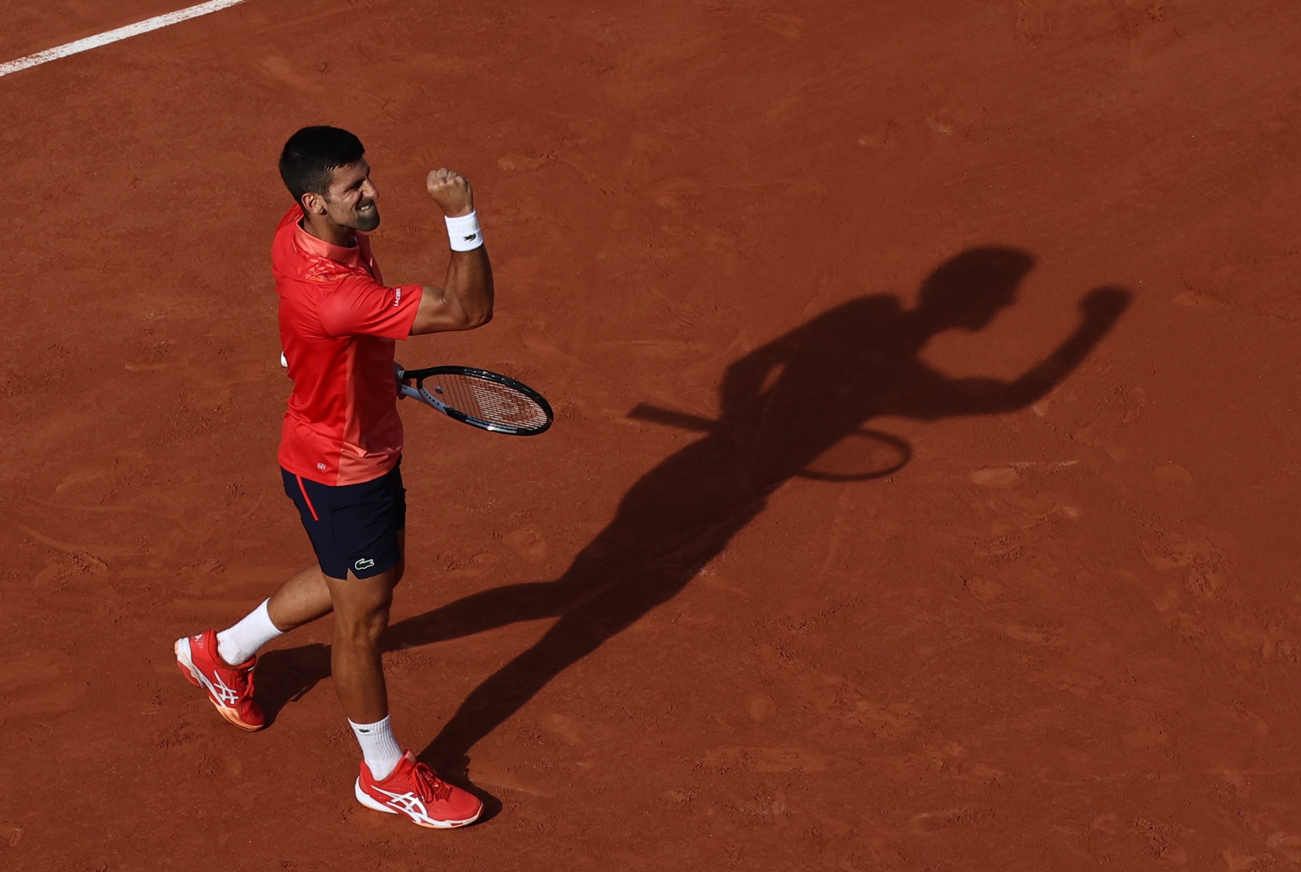 Djokovic na final de Roland Garros após triunfo frente ao ‘limitado’ Alcaraz