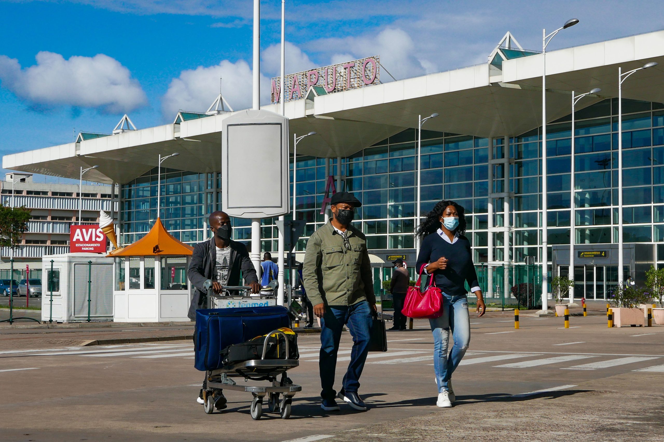 Humoristas Gilmário Vemba, Hugo Sousa e Murilo Couto retidos no aeroporto de Maputo