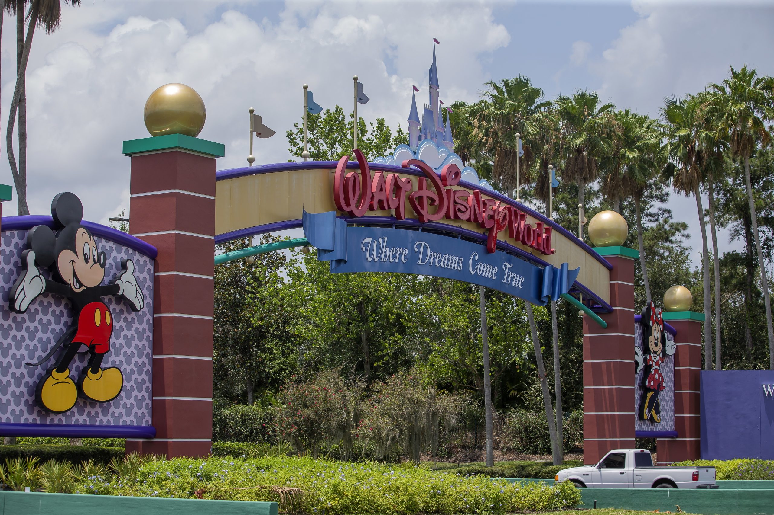 Governador da Florida assina lei para terminar com estatuto especial da Disney