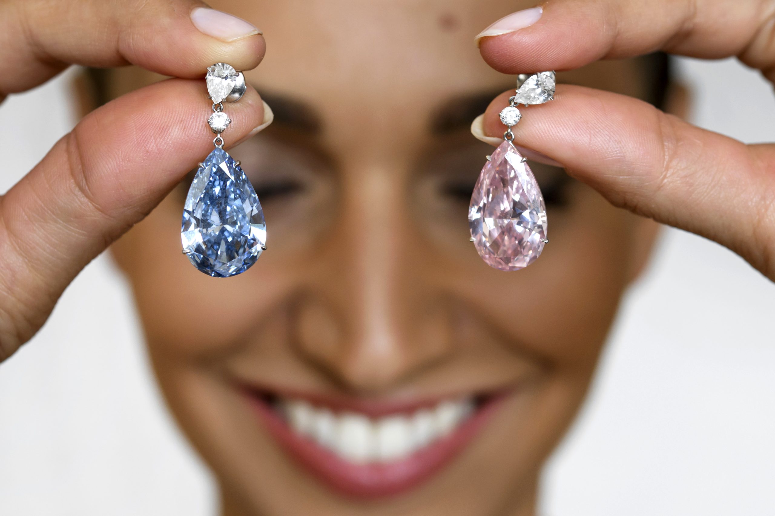 “Apollo Blue” e “Artemis Pink”. Estes brincos custaram mais de 51 milhões de euros