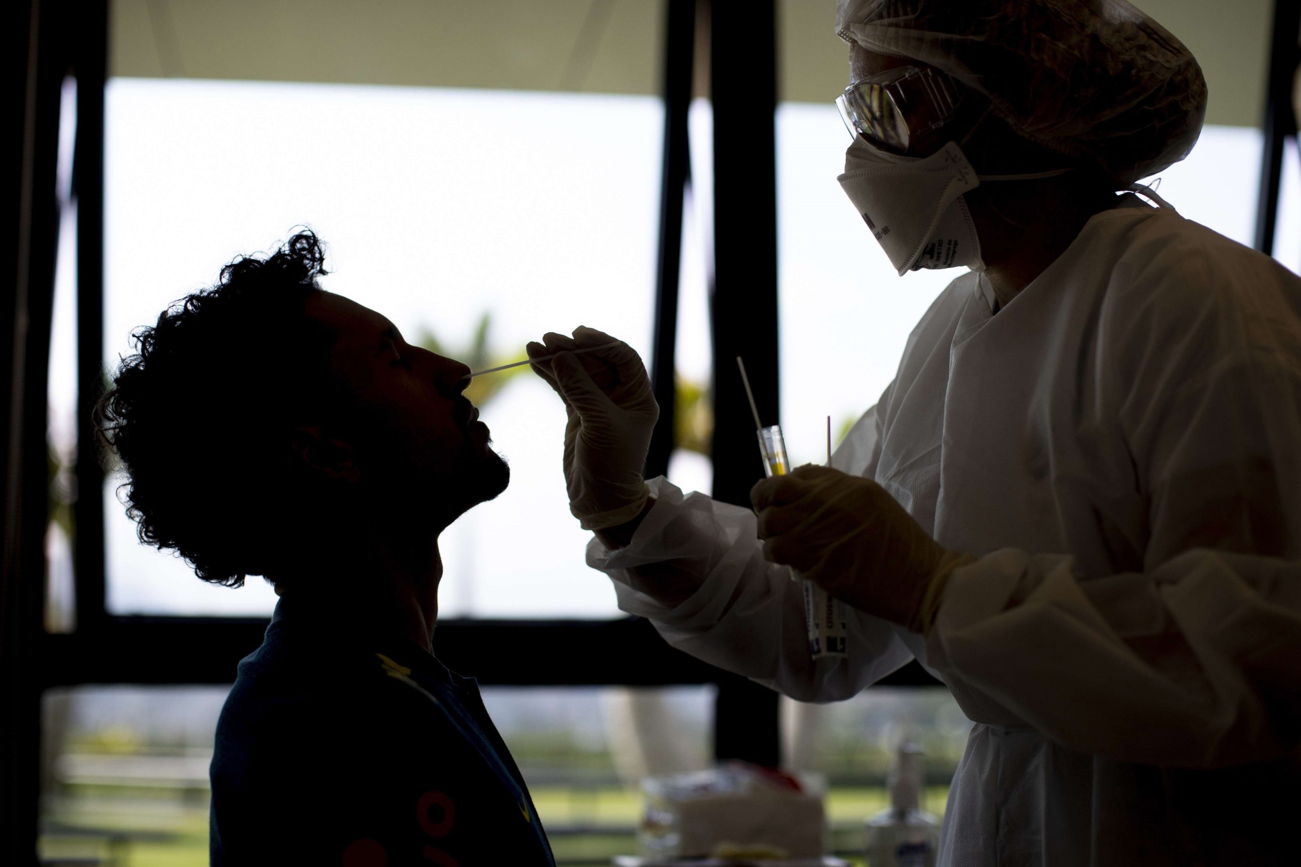 Covid-19: Brasil com 323 mortos e 11.946 infetados em 24 horas