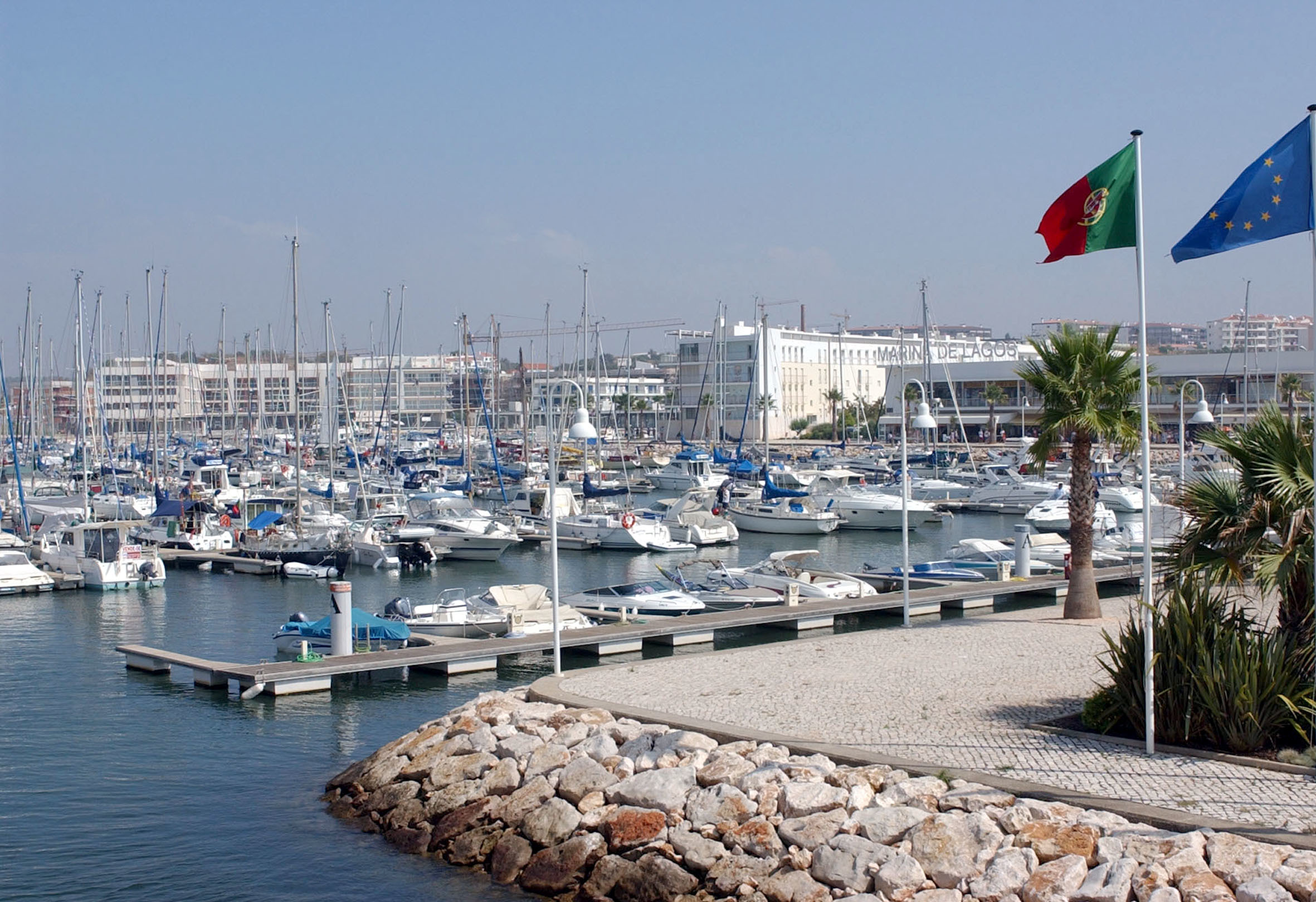 Homem encontrado sem vida em veleiro na marina de Lagos