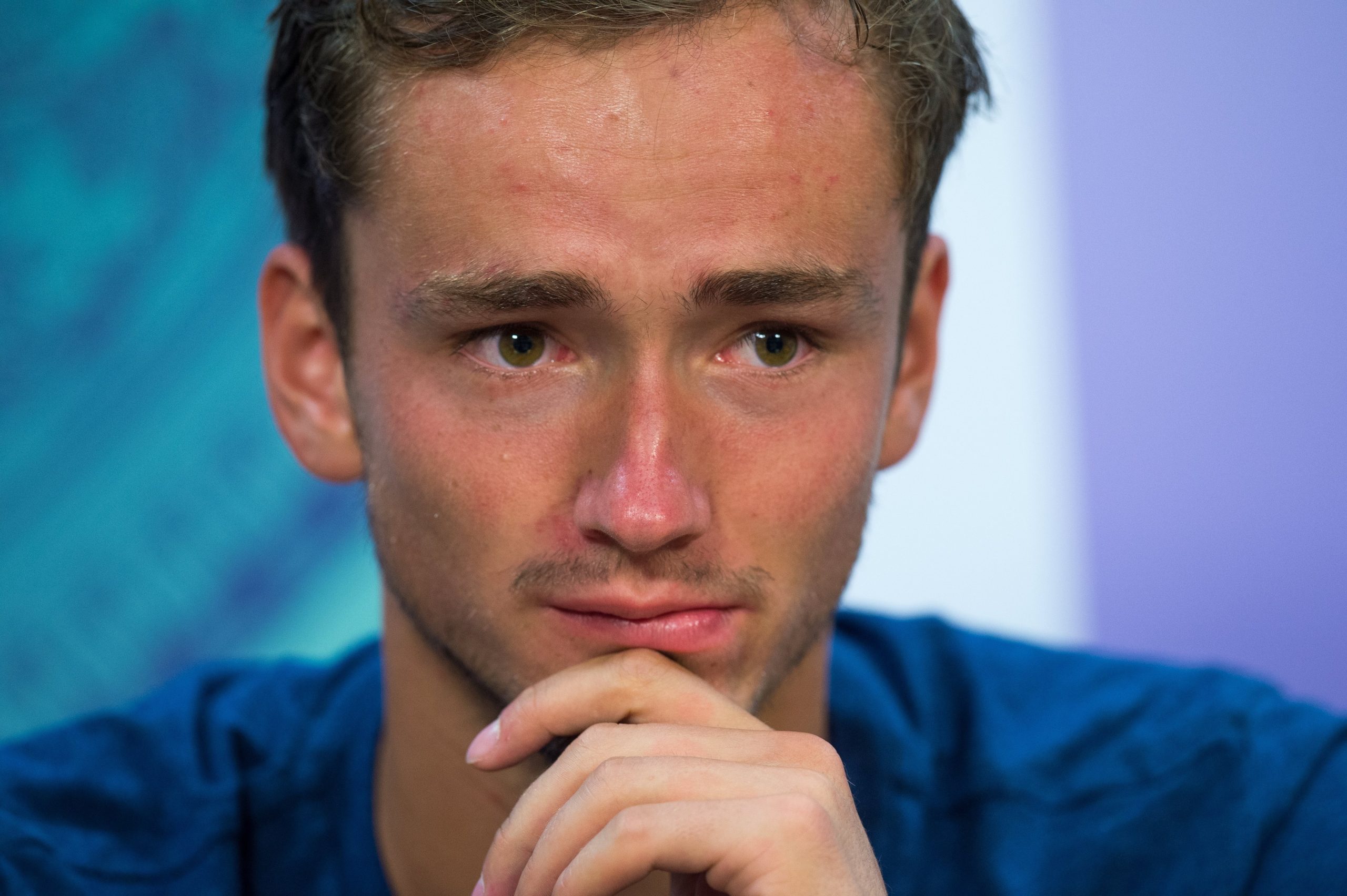 Tenista russo Daniil Medvedev multado por conduta incorreta para com Mariana Alves