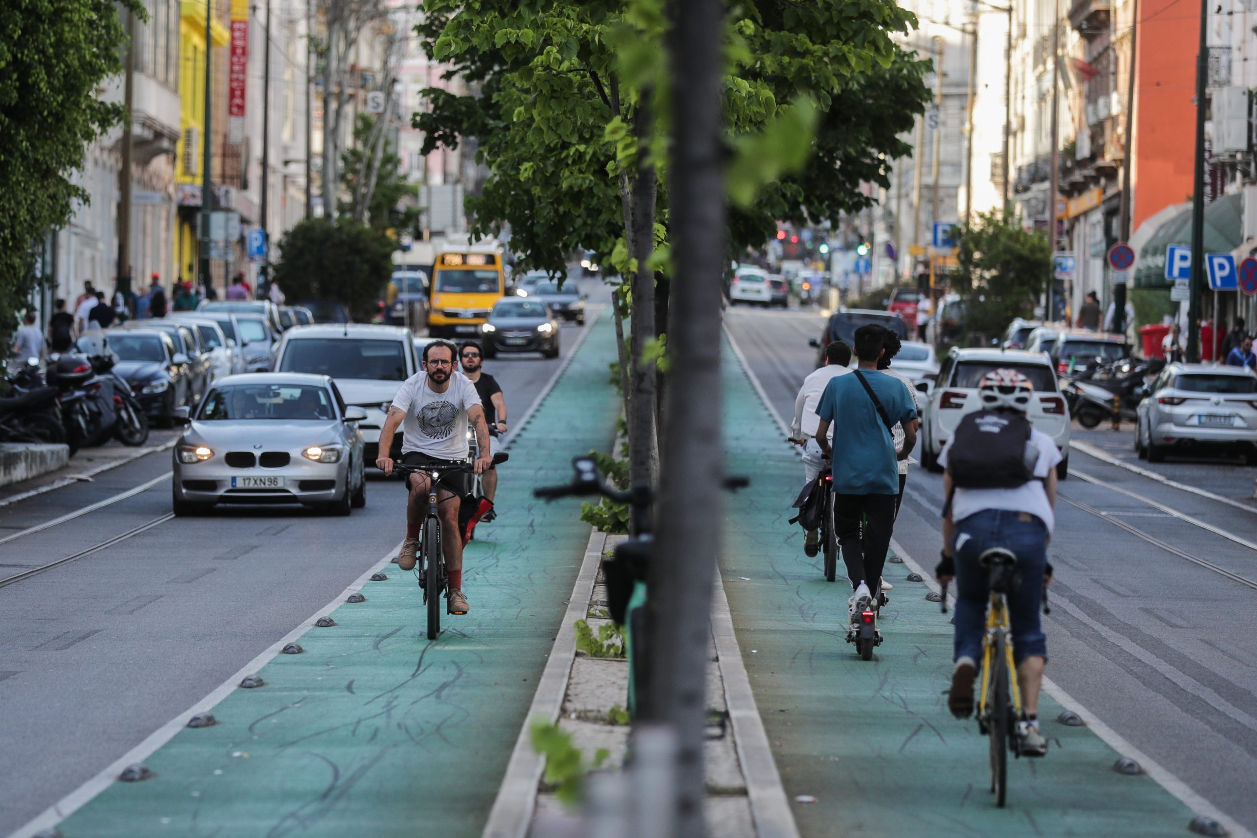 Derrocada em prédio devoluto na Avenida Almirante Reis