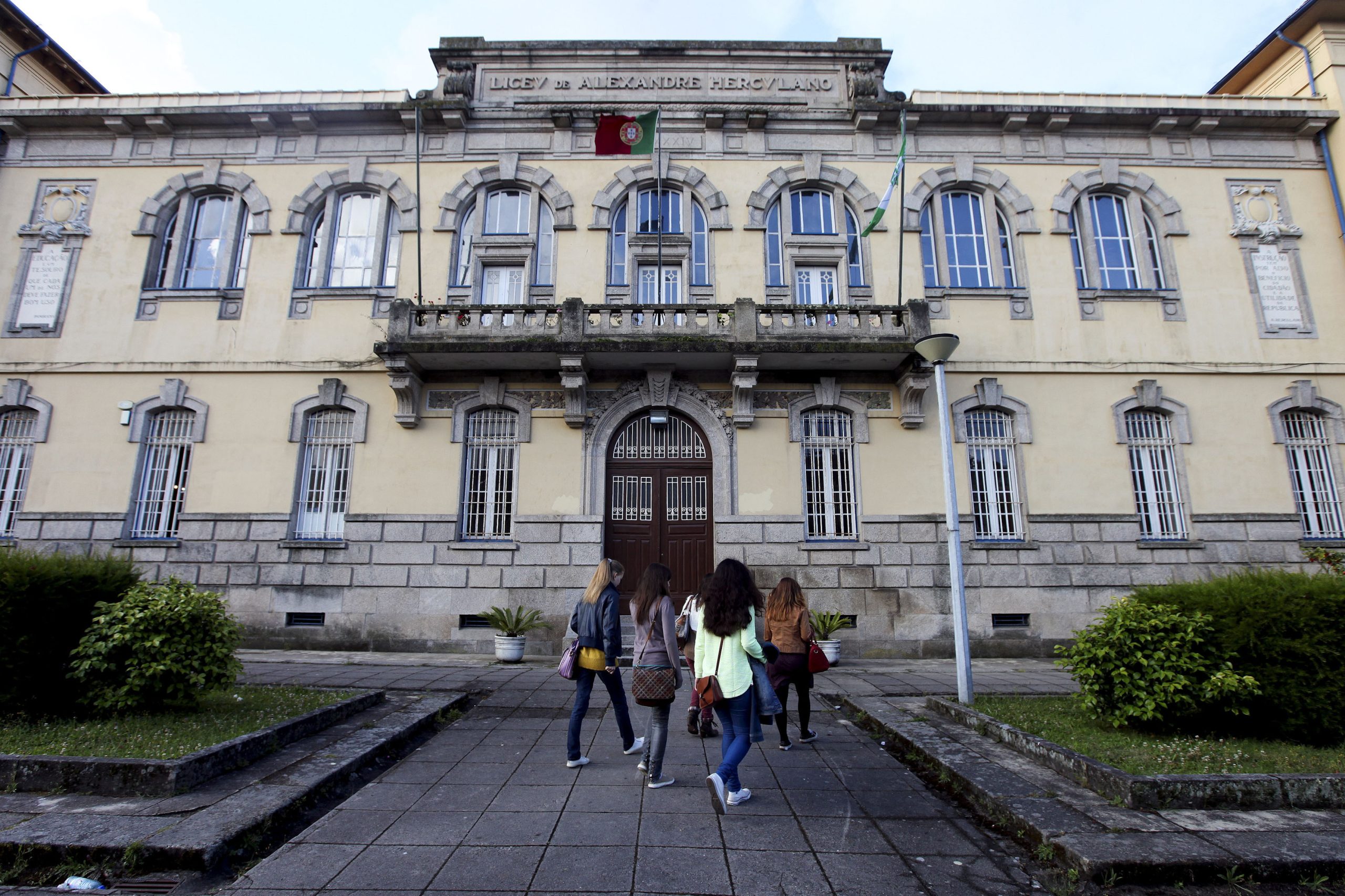 Intervenção na Escola Alexandre Herculano precisa de 350 a 400 trabalhadores, diz líder do Sindicato da Construção