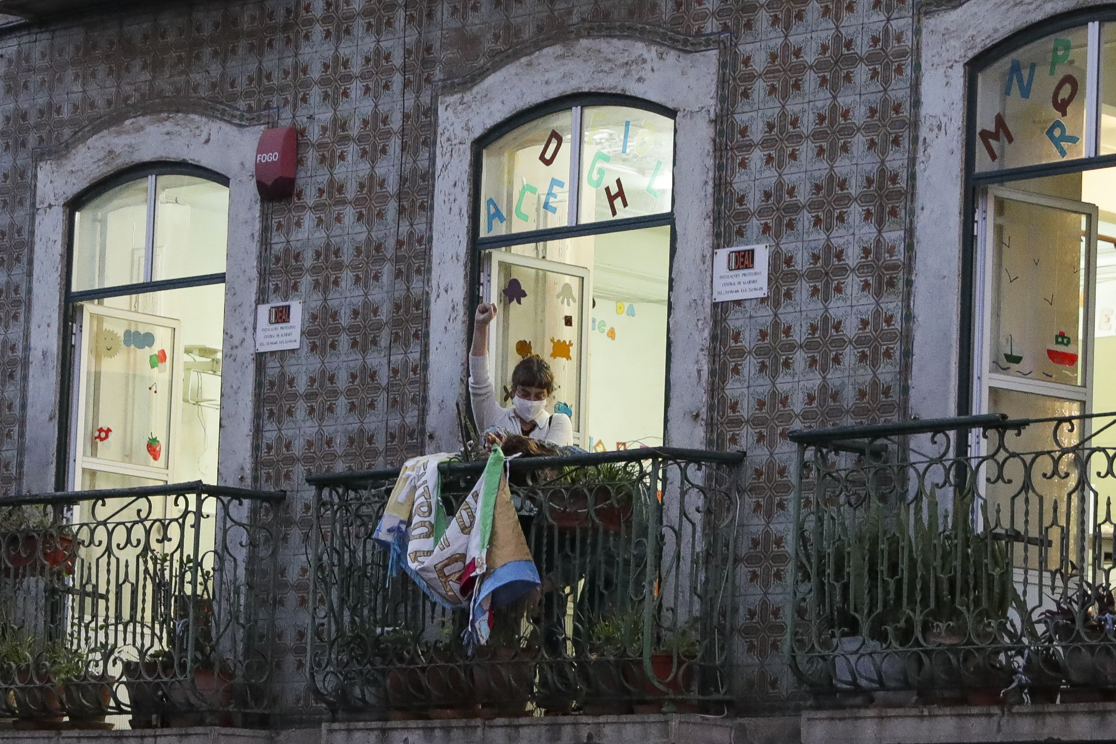 Últimos despejados do edifício ocupado em Lisboa que ainda não tinham sido realojados ficam na Santa Casa