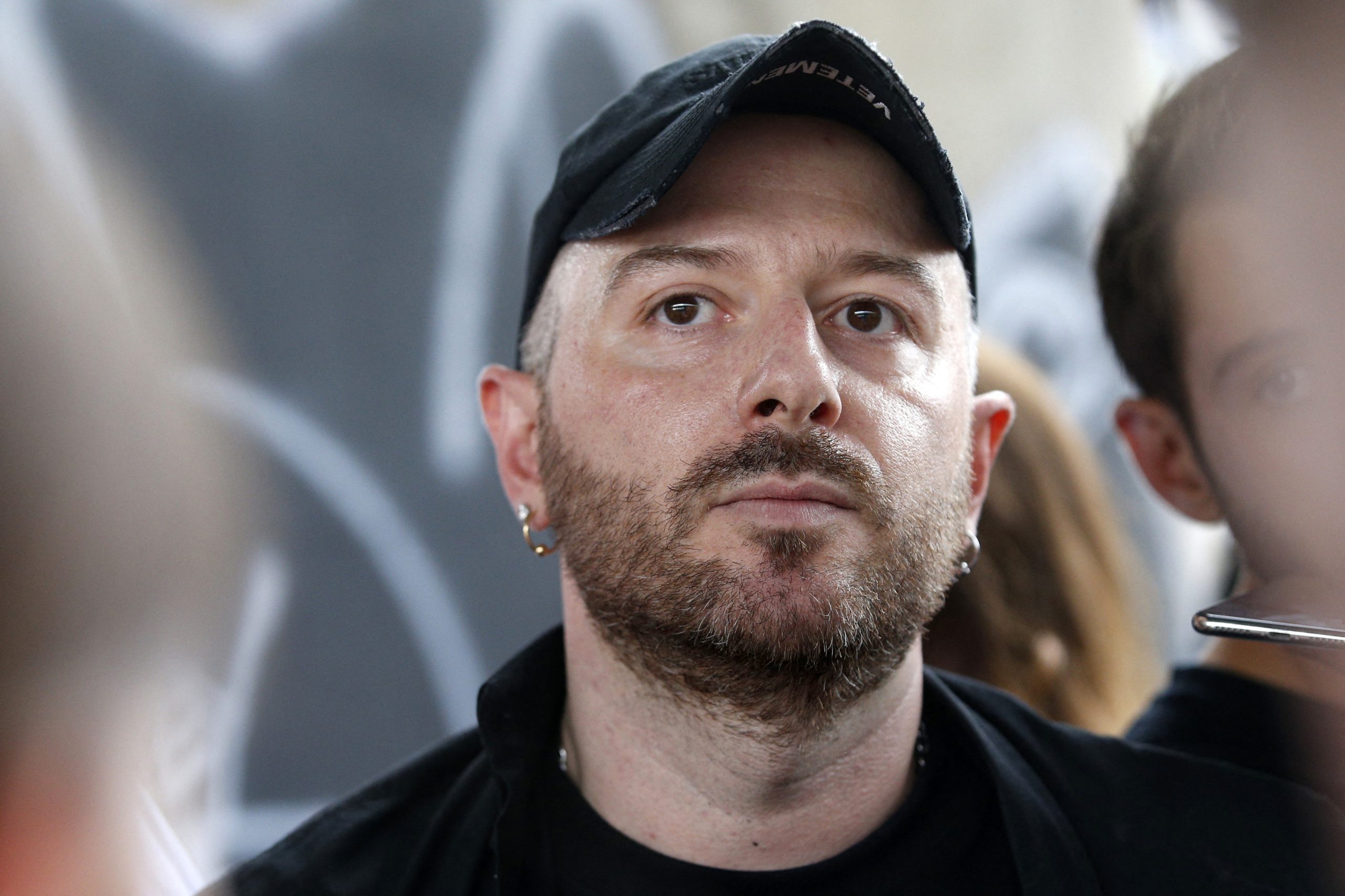Diretor artístico da Balenciaga pede desculpa por campanha acusada de sexualizar crianças