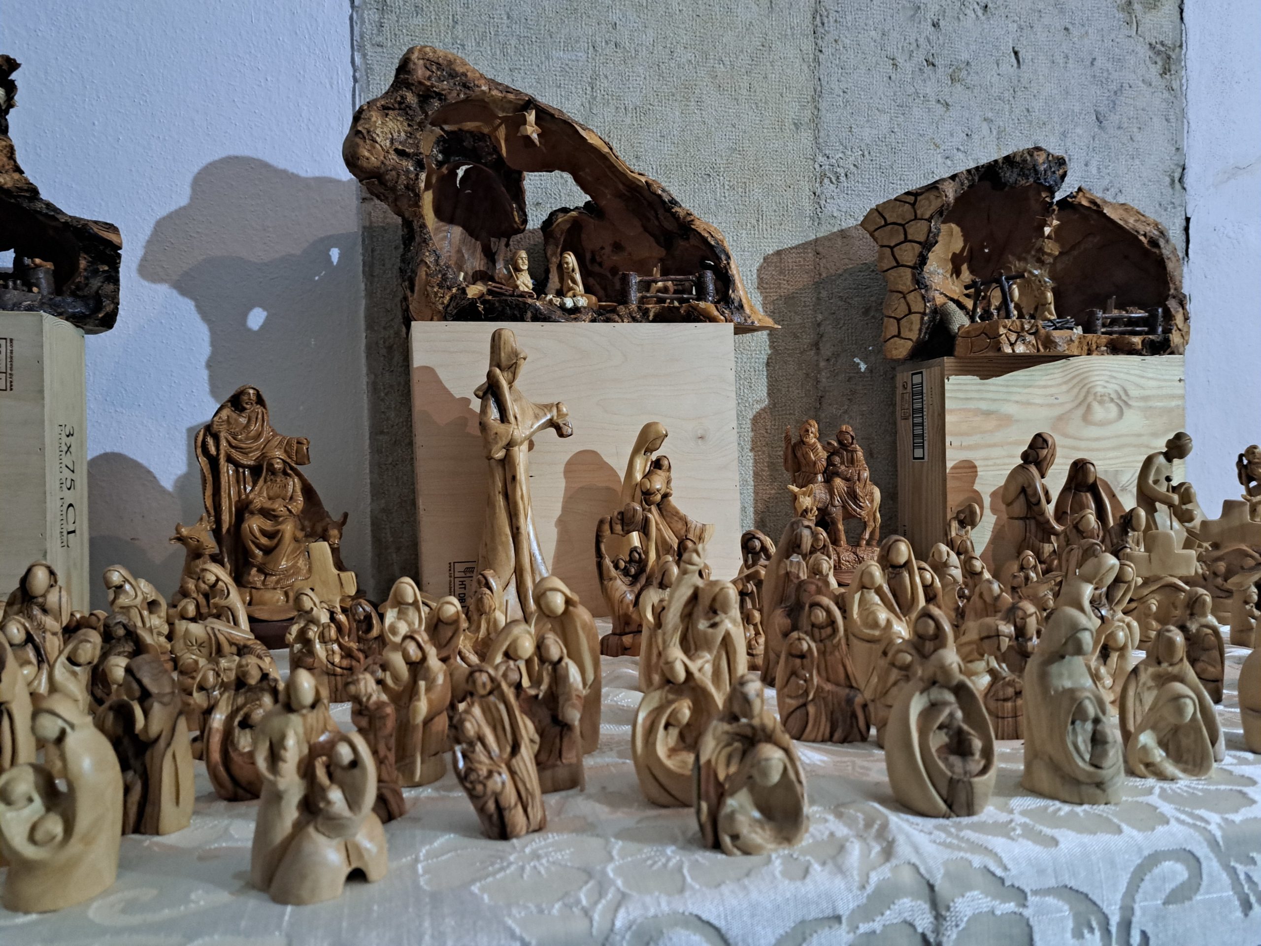 De Belém, cidade onde nasceu Jesus, para Lisboa. Nicolas está em Portugal para vender peças em madeira de oliveira