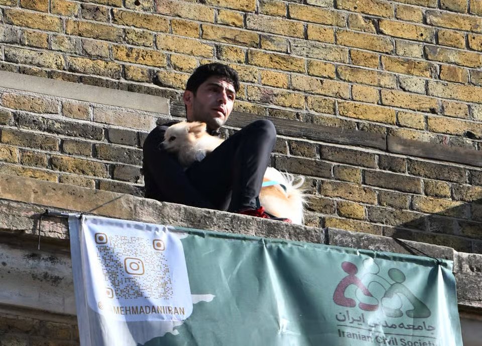 Protesto em Londres: homem sobe torre do relógio com um cão e é detido